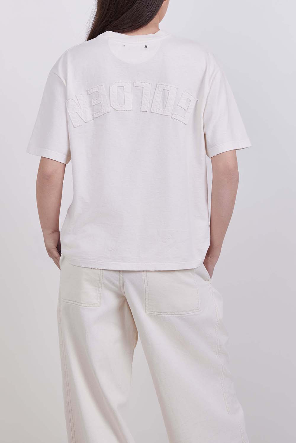 תמונת דוגמן אחורית של חולצת טי בגזרה מרובעת