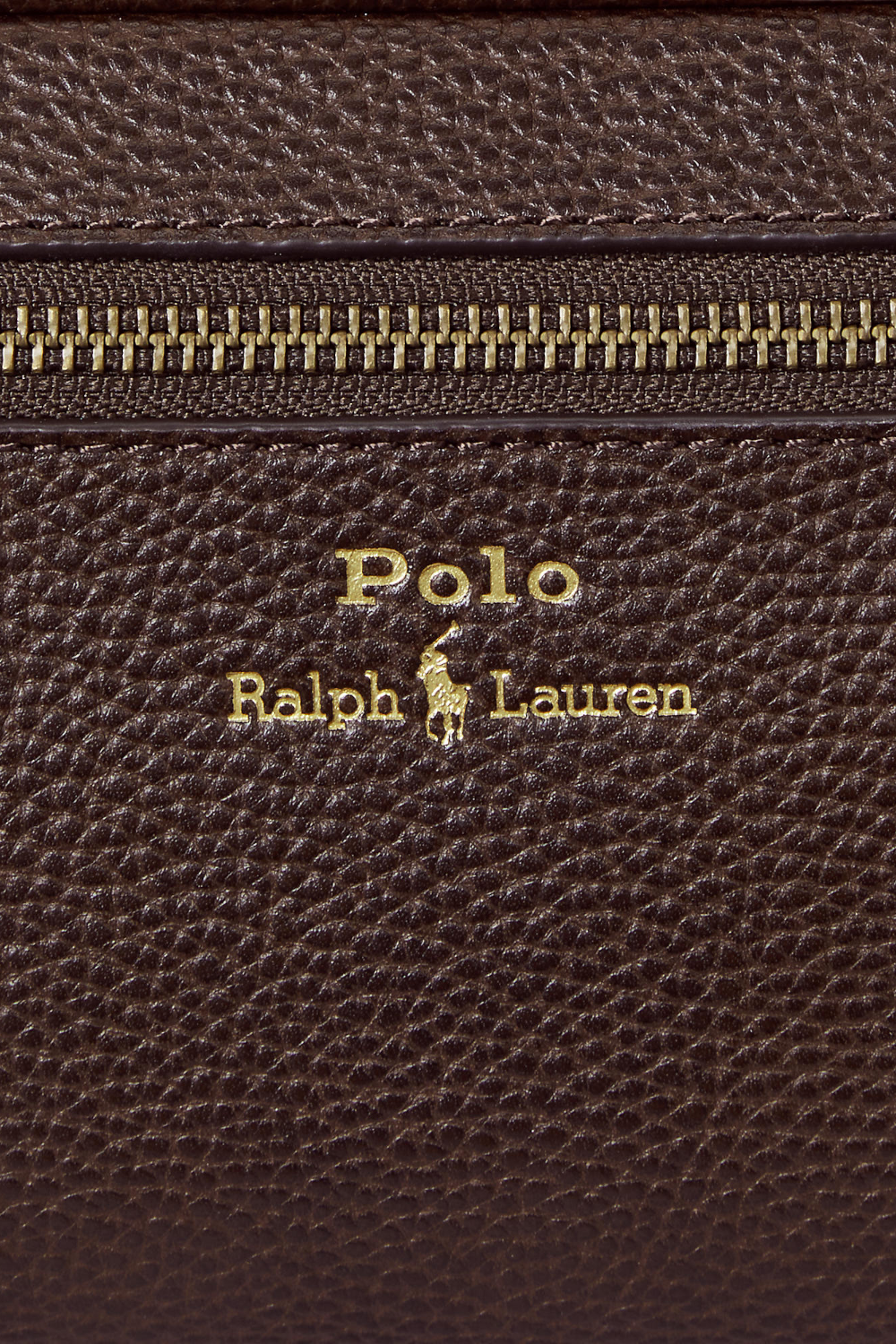 תמונת תקריב של תיק רחצה מעור