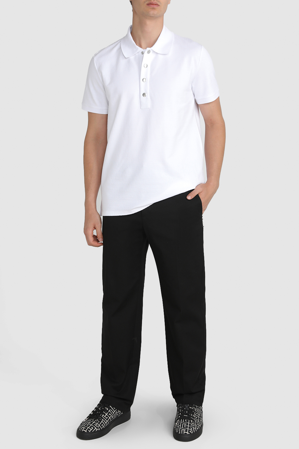 תמונת דוגמן קידמית של נעלי סניקרס עם הדפס לוגו