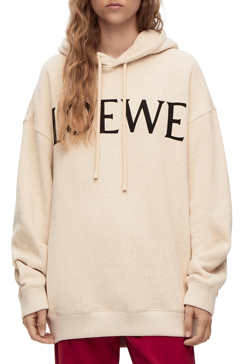 תמונת דוגמן קידמית של סווטשירט קפוצ'ון עם הדפס לוגו