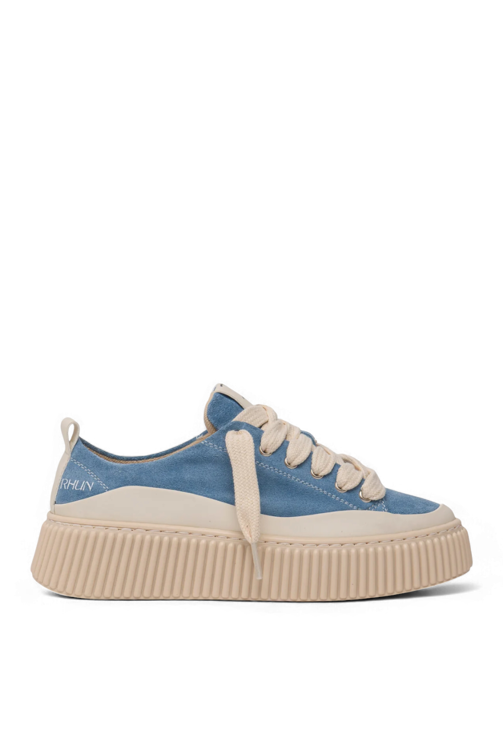 תמונה קידמית של נעלי סניקרס 2020