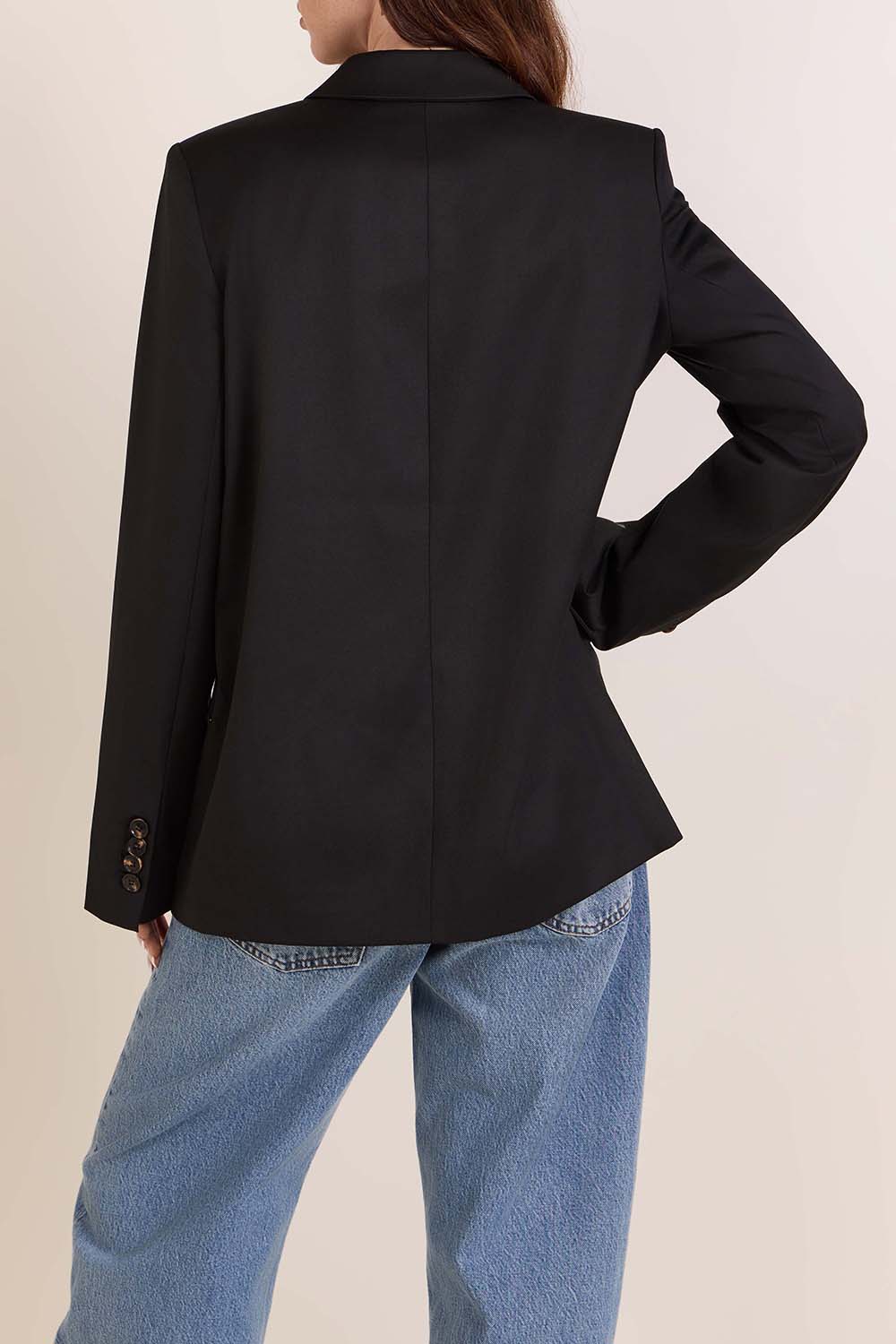 תמונת דוגמן אחורית של בלייזר בגזרה משוחררת