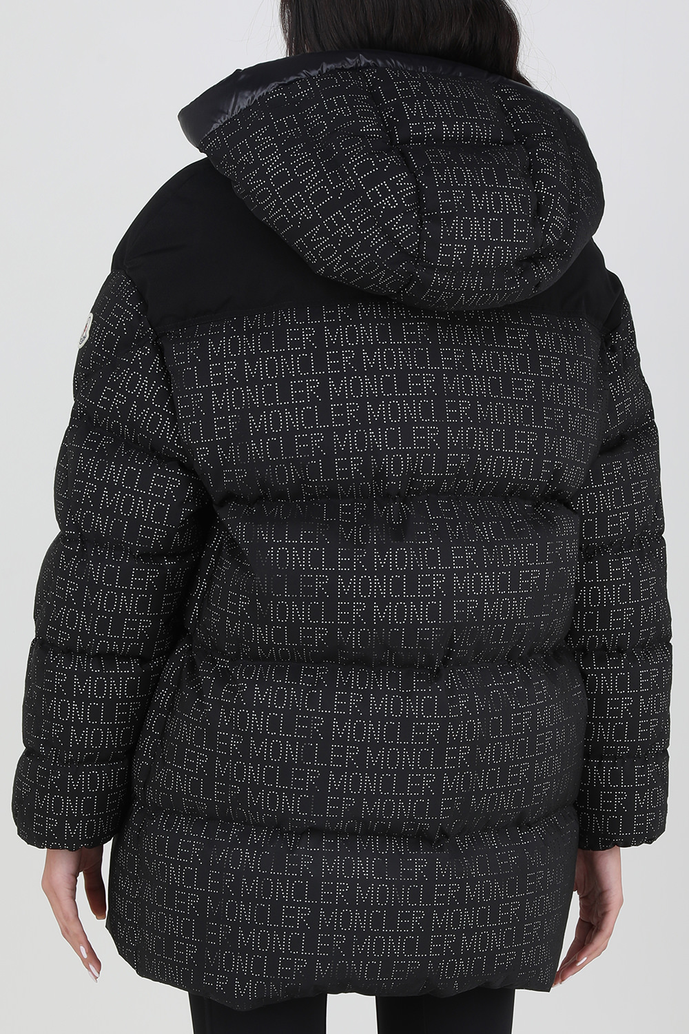 תמונת דוגמן אחורית של מעיל פאפר מונוגרמי ארוך