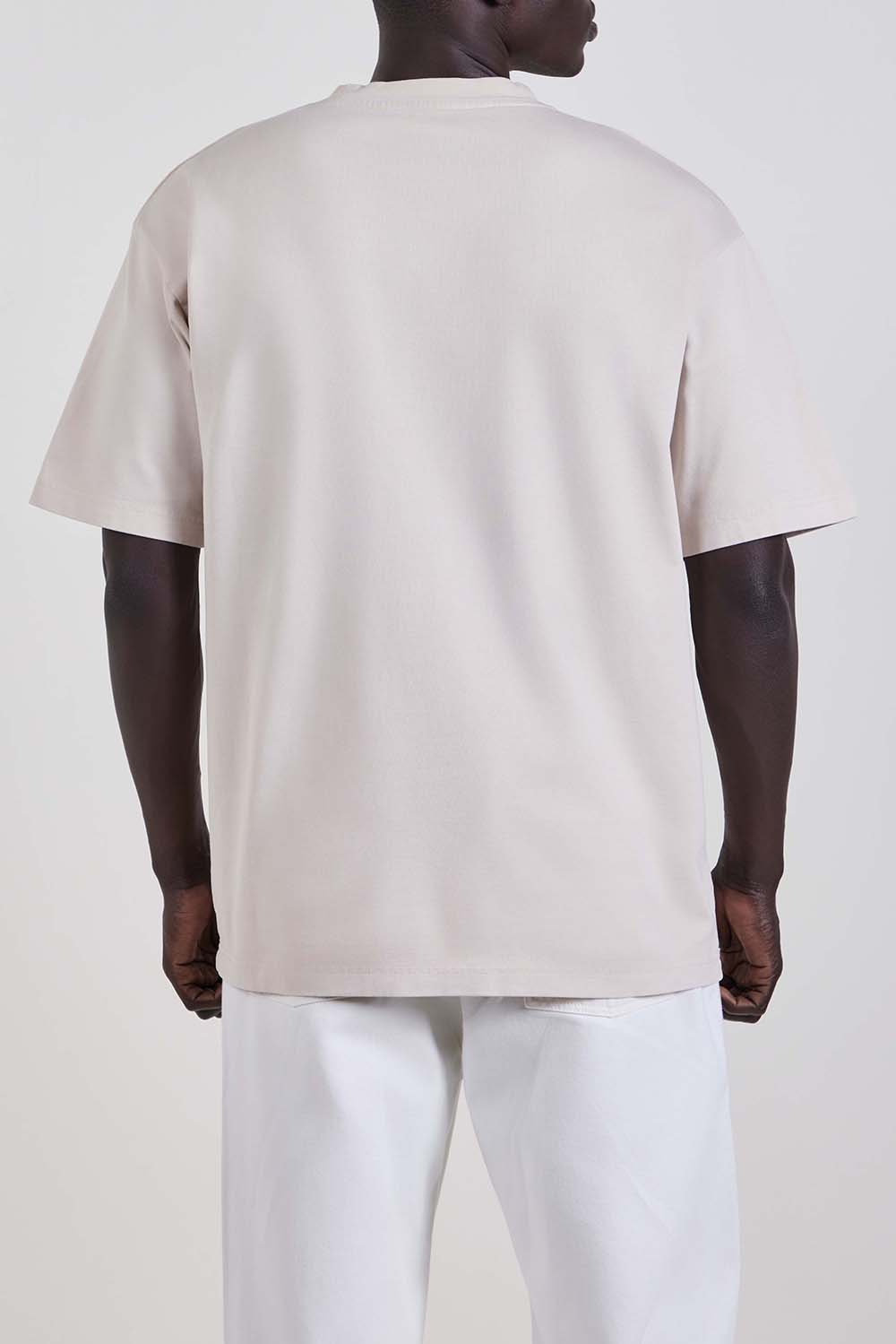 תמונת דוגמן אחורית של חולצת טי בגזרה משוחררת