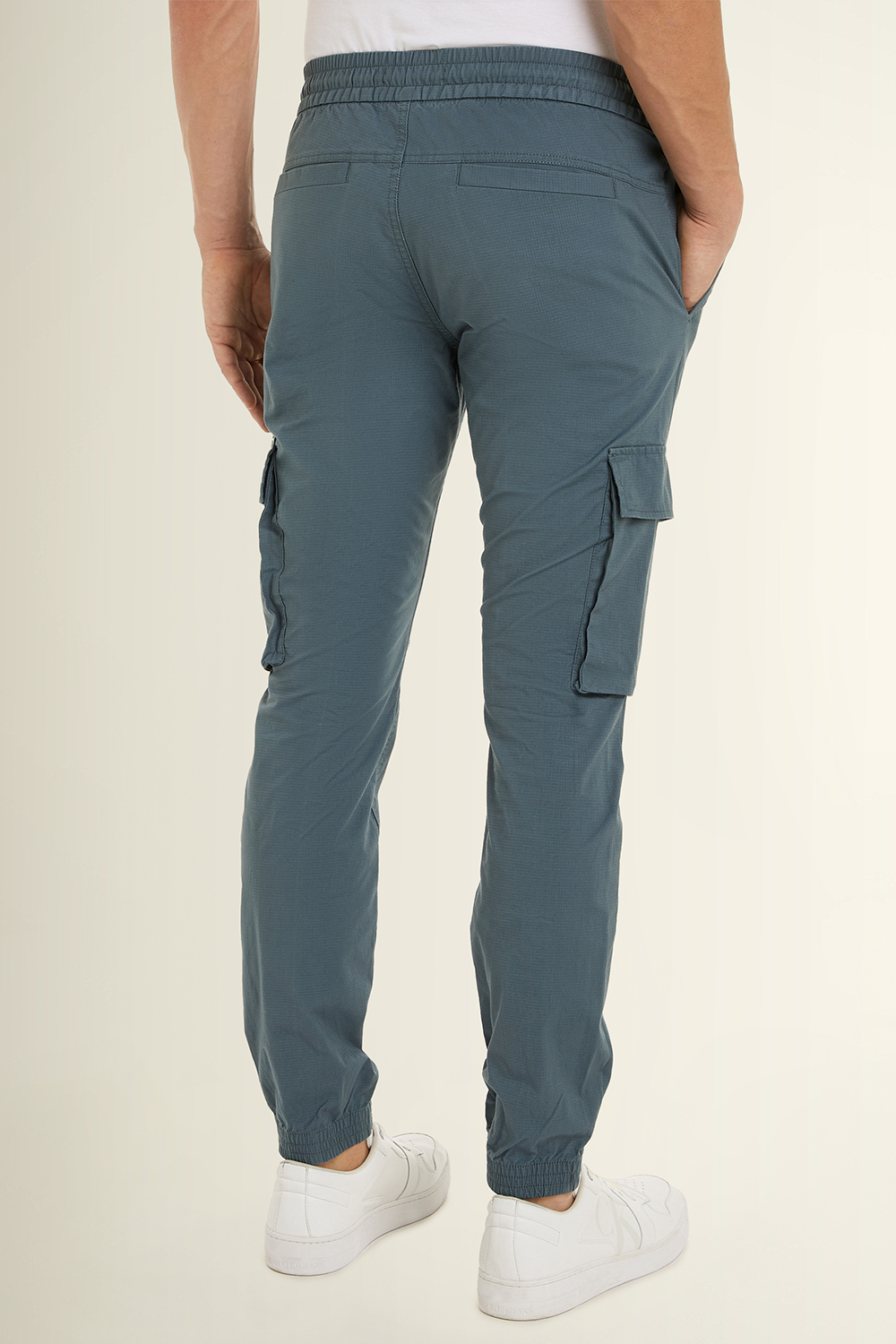 תמונת דוגמן אחורית של מכנסי קרגו סקיני