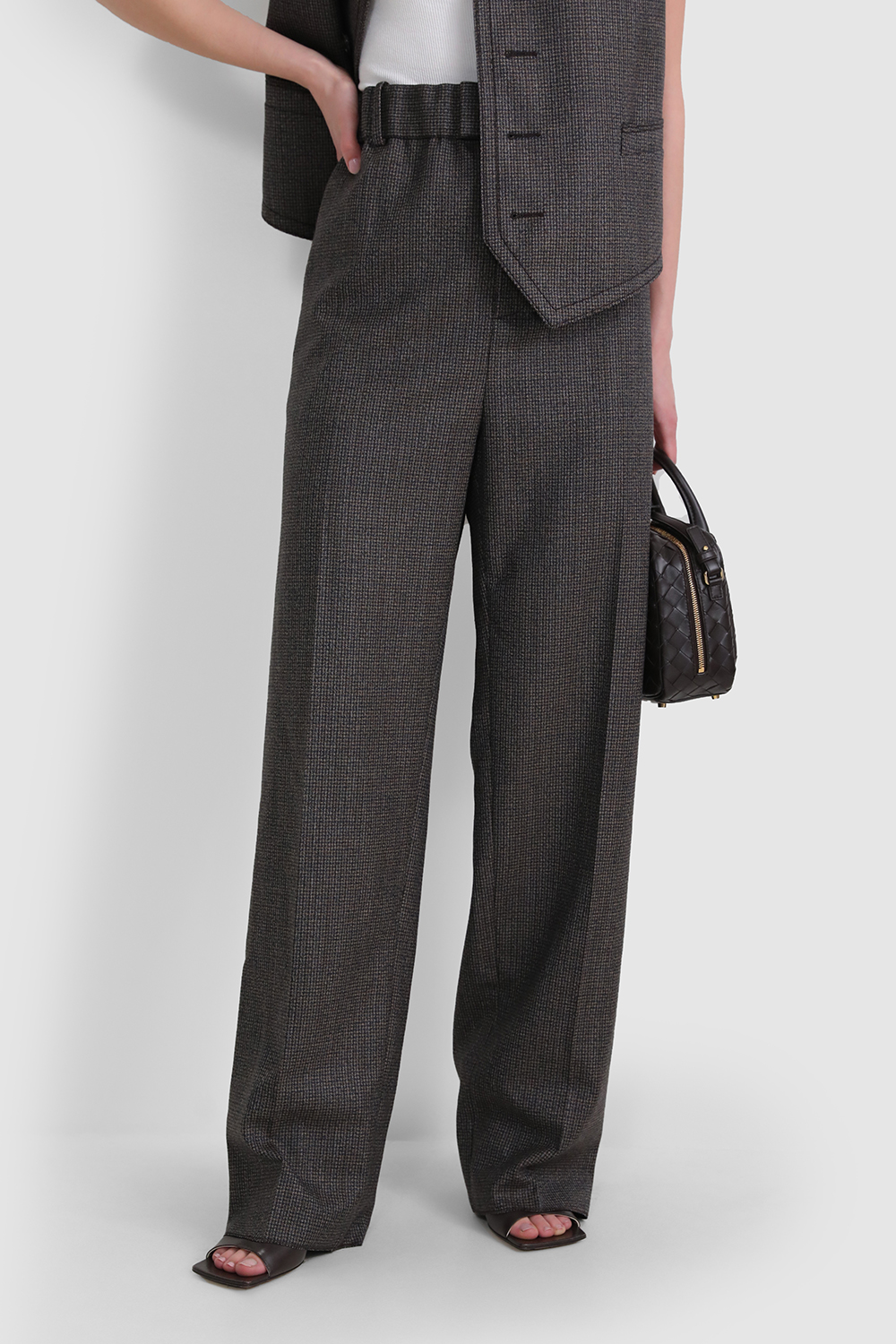 תמונת דוגמן קידמית של מכנסי צמר ארוכים