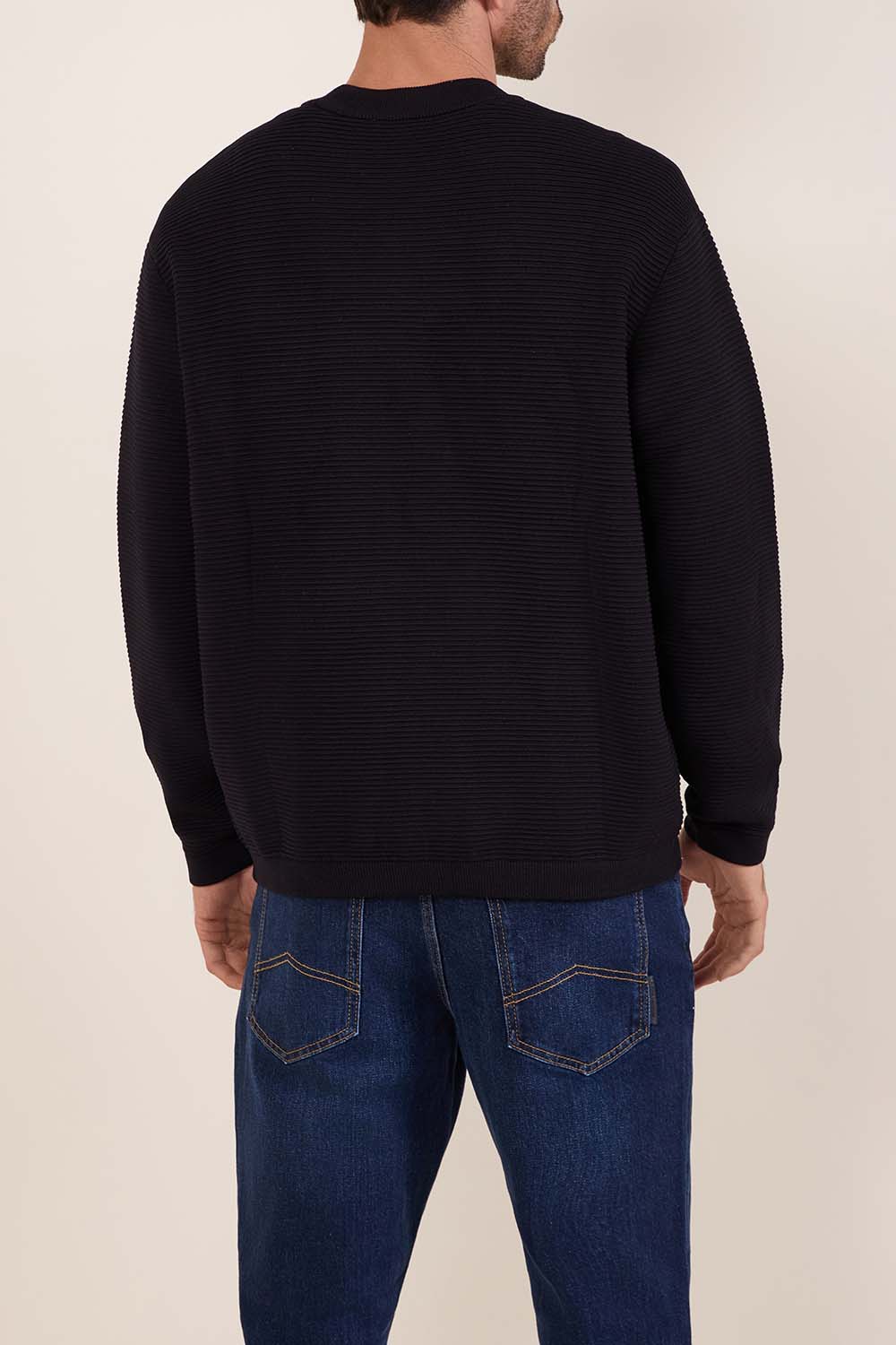 תמונת דוגמן אחורית של סוודר