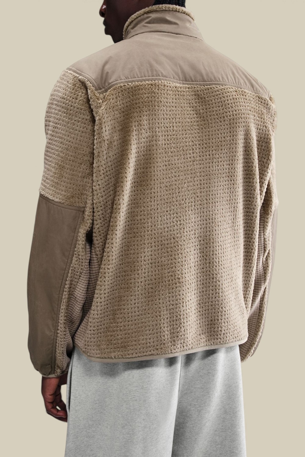 תמונת דוגמן אחורית של ז'קט פליז נייקי X סטוסי