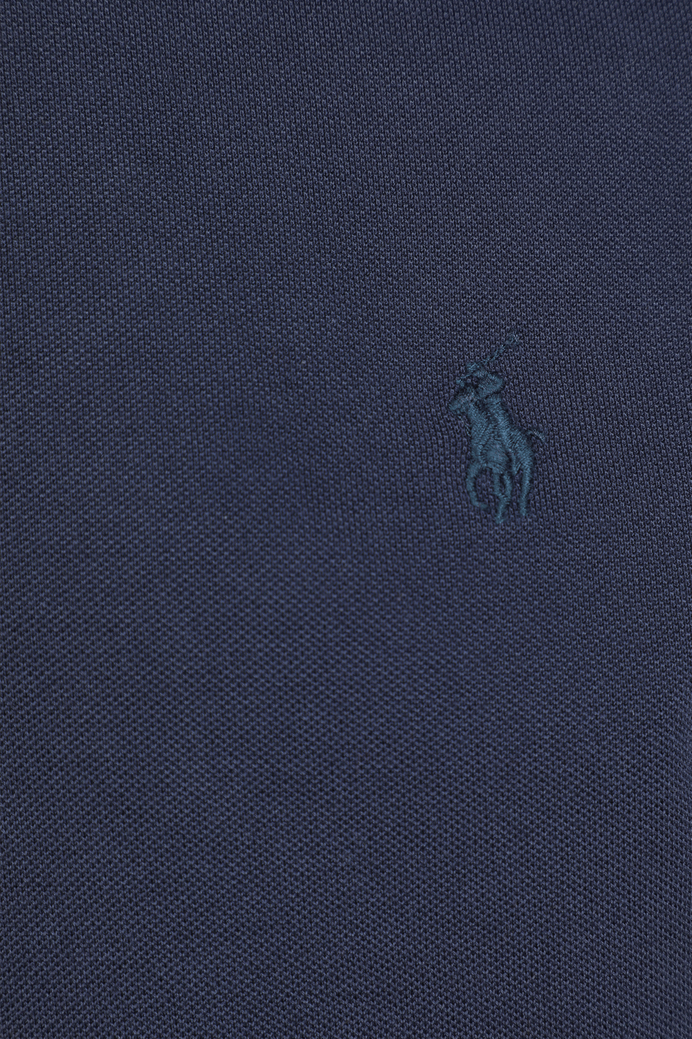 תמונה אחורית של חולצת פולו חצי מרוכסנת