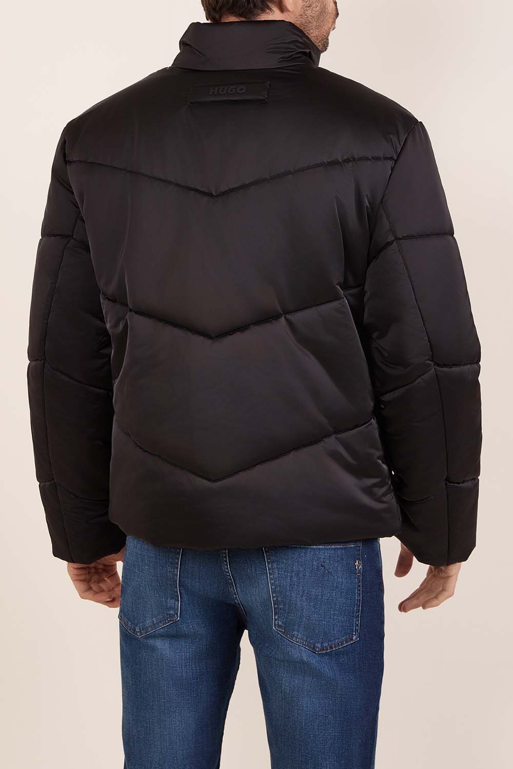 תמונת דוגמן אחורית של מעיל פוך