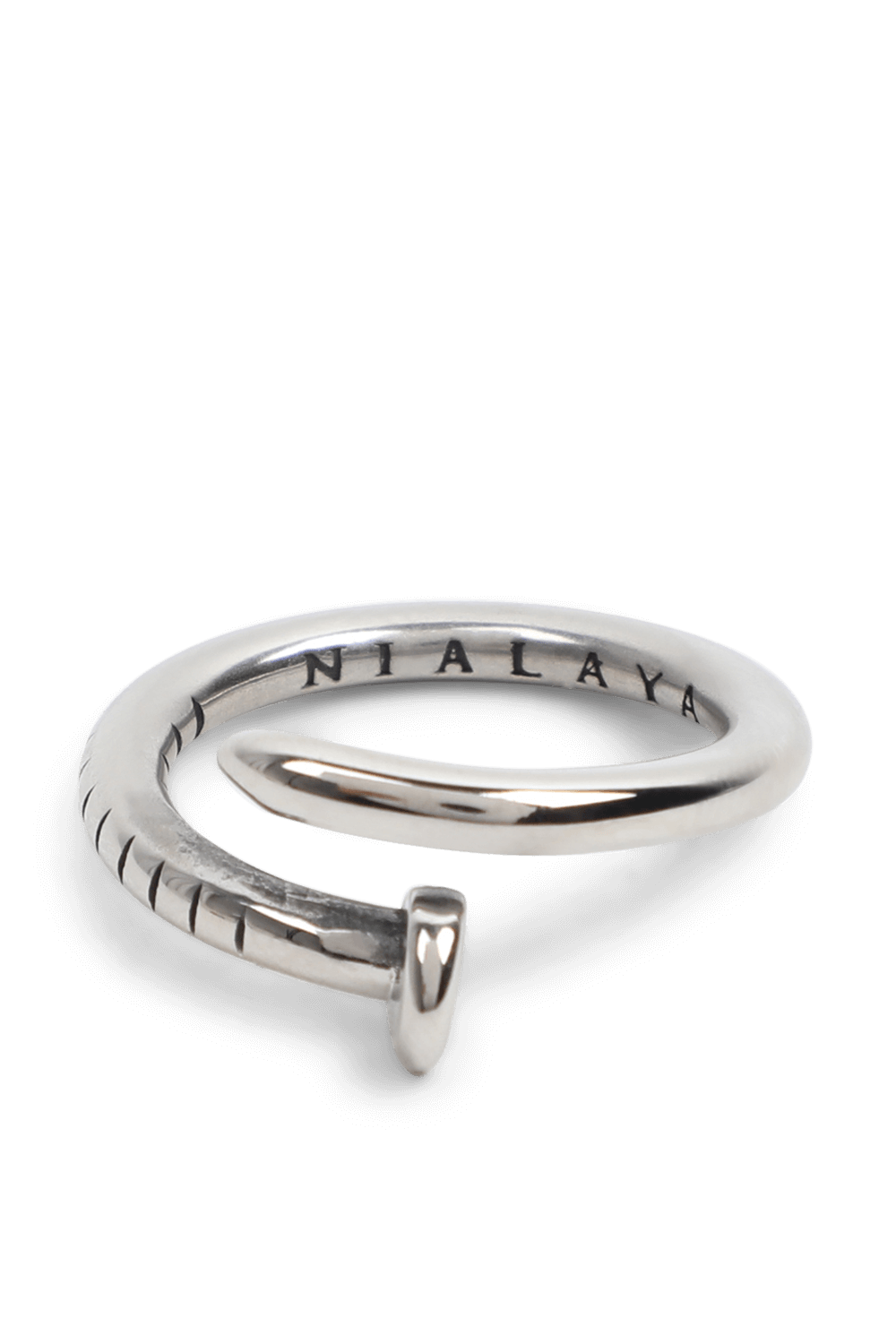 תמונה קידמית של טבעת כסף מסמר עם חריטות