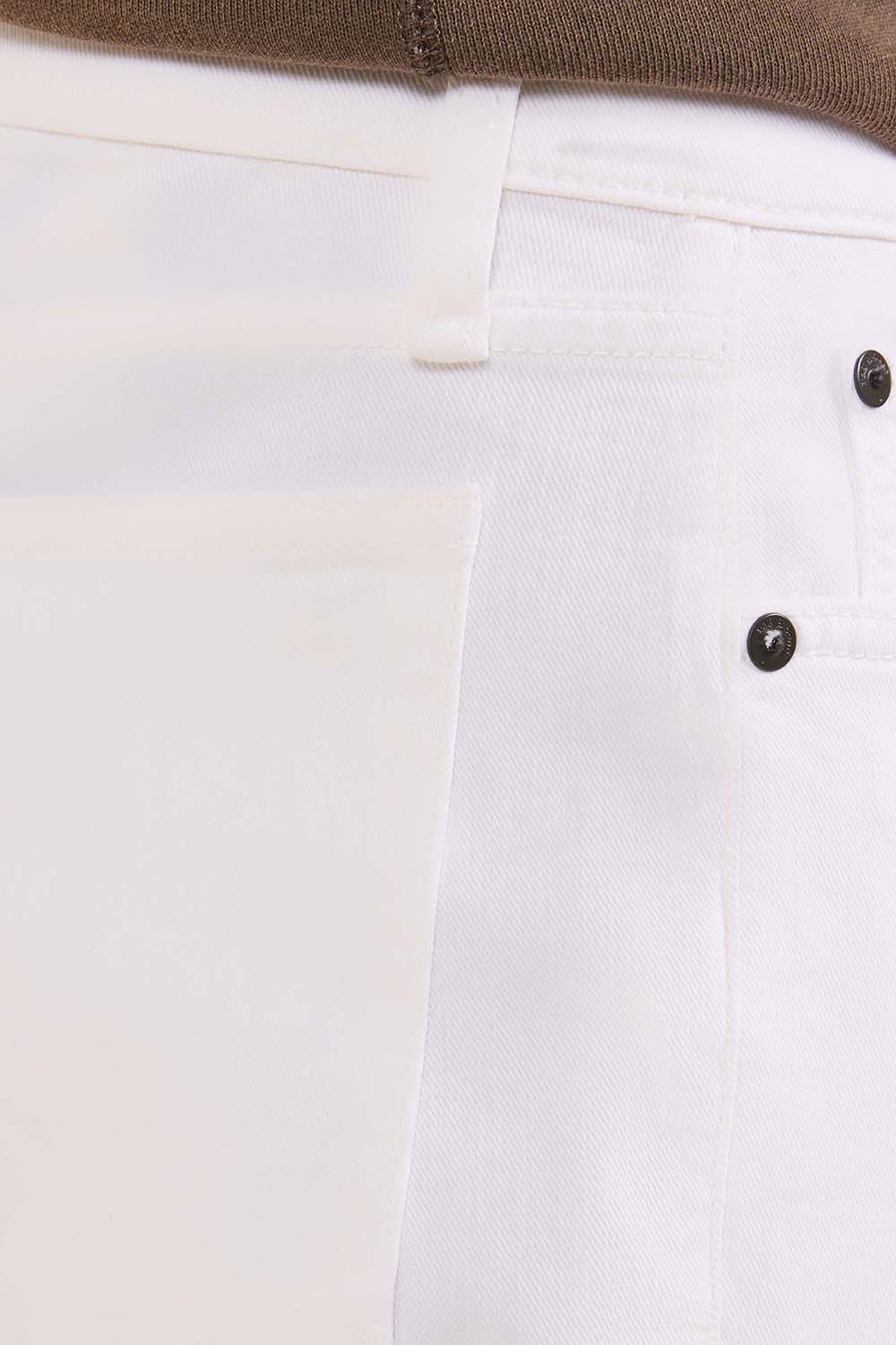 תמונת תקריב דוגמן של מכנסי ג'ינס סלים פיט