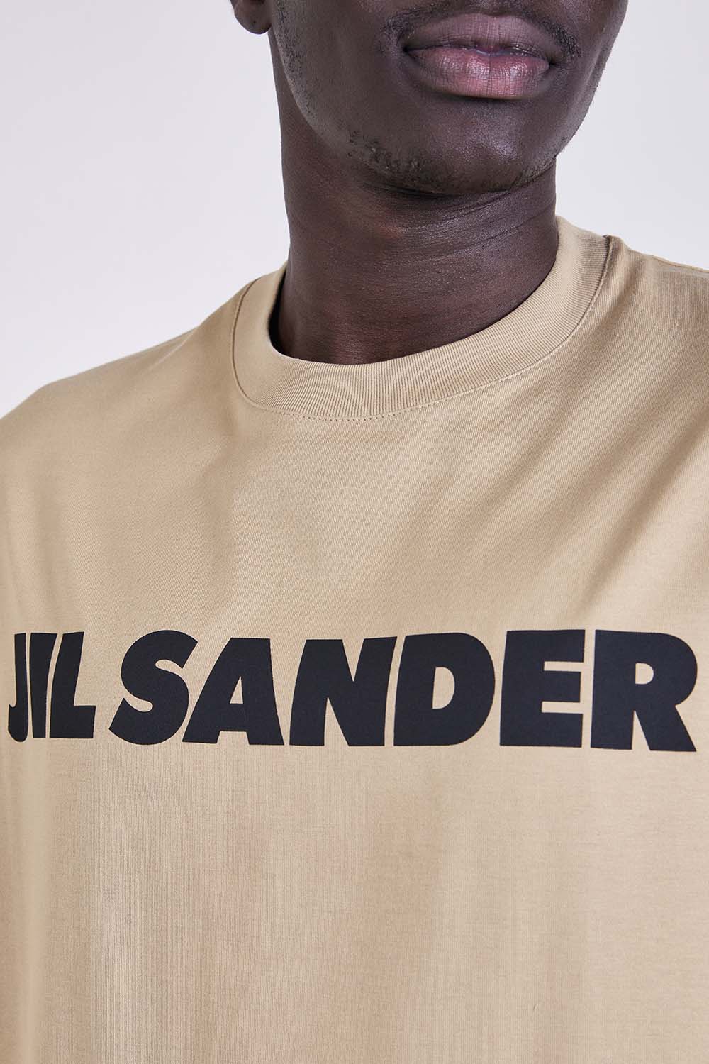 תמונת תקריב דוגמן של חולצת טי