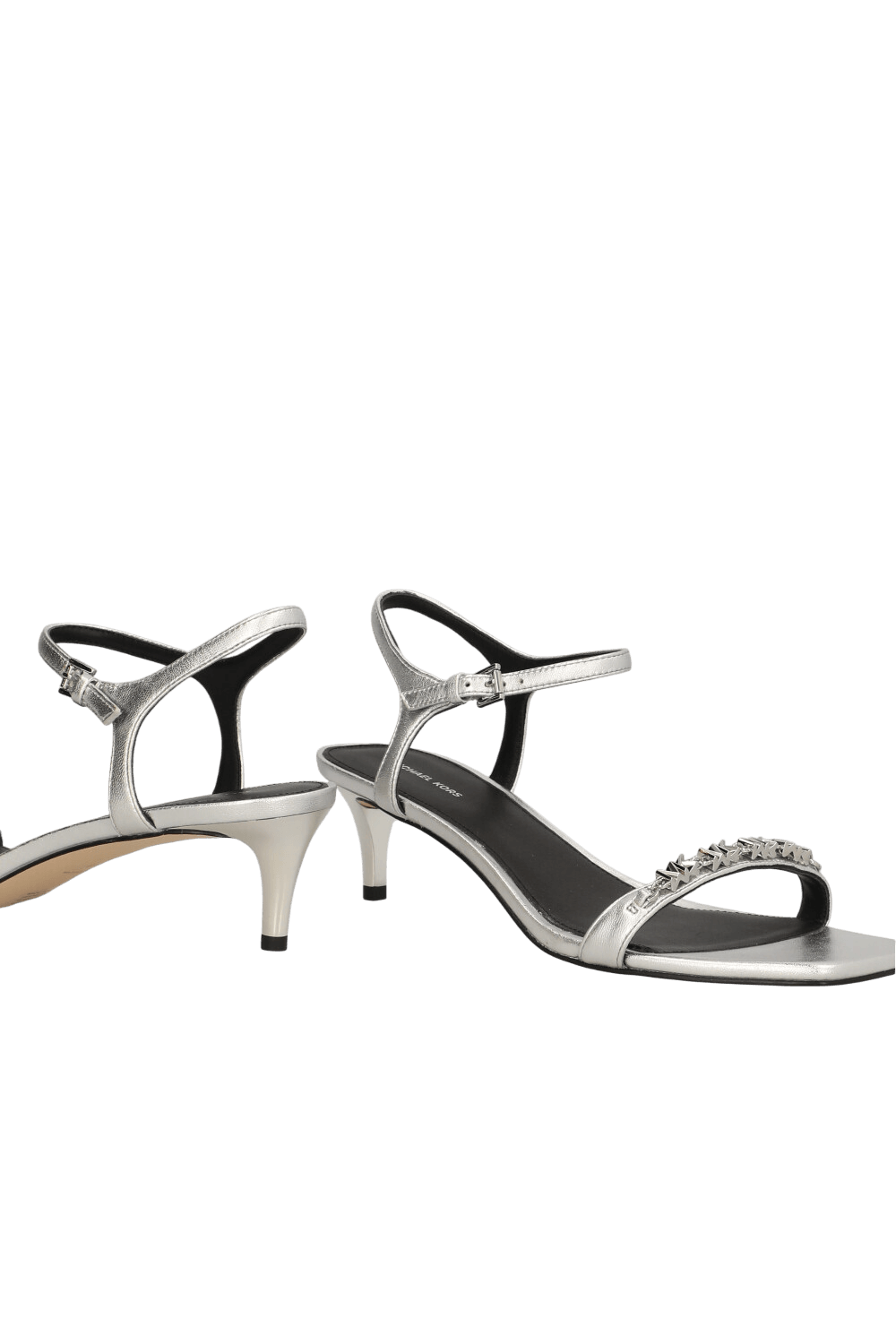 תמונת תקריב של סנדלי עקב