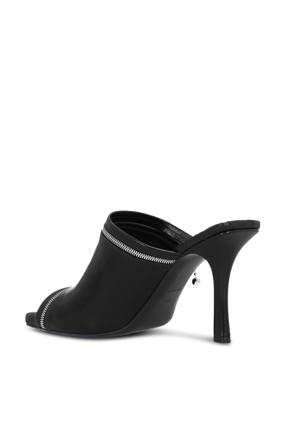 תמונה אחורית של סנדלי עקב