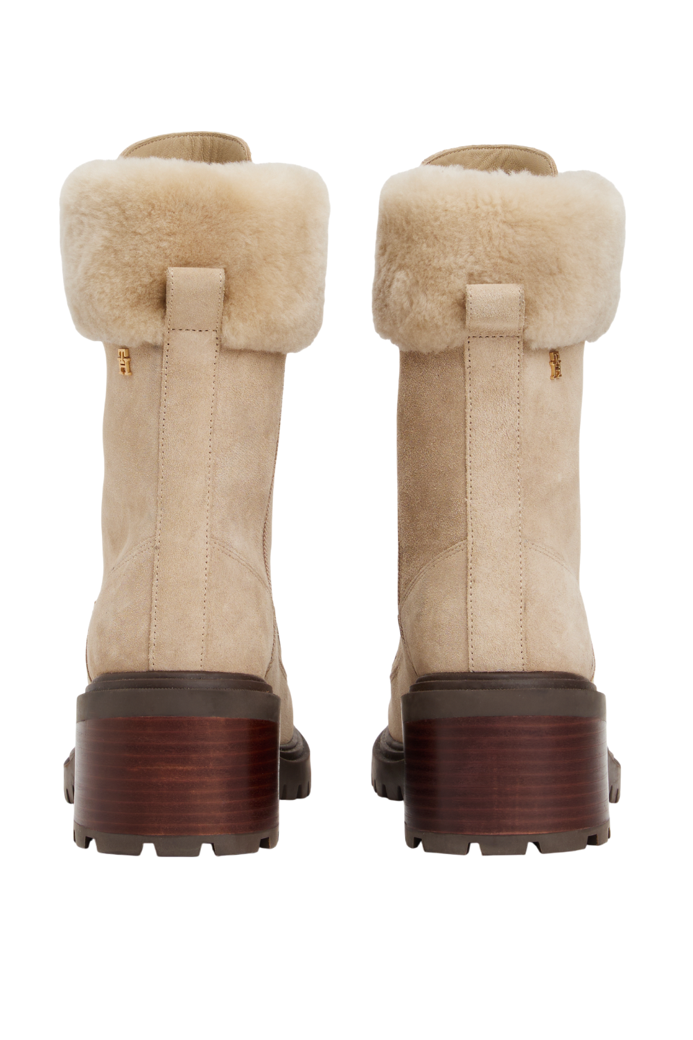 תמונת תקריב של מגפוני שרוכים