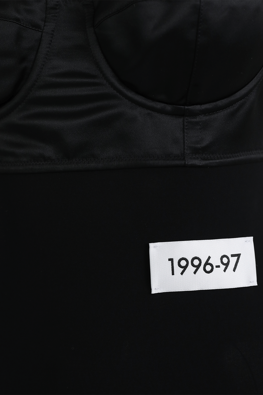 תמונת תקריב של שמלת מחוך מקסי