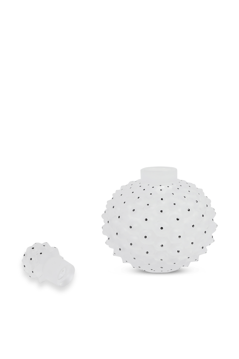 תמונה אחורית של בקבוק בושם מקרסיטל שקוף עם נקודות שחורות