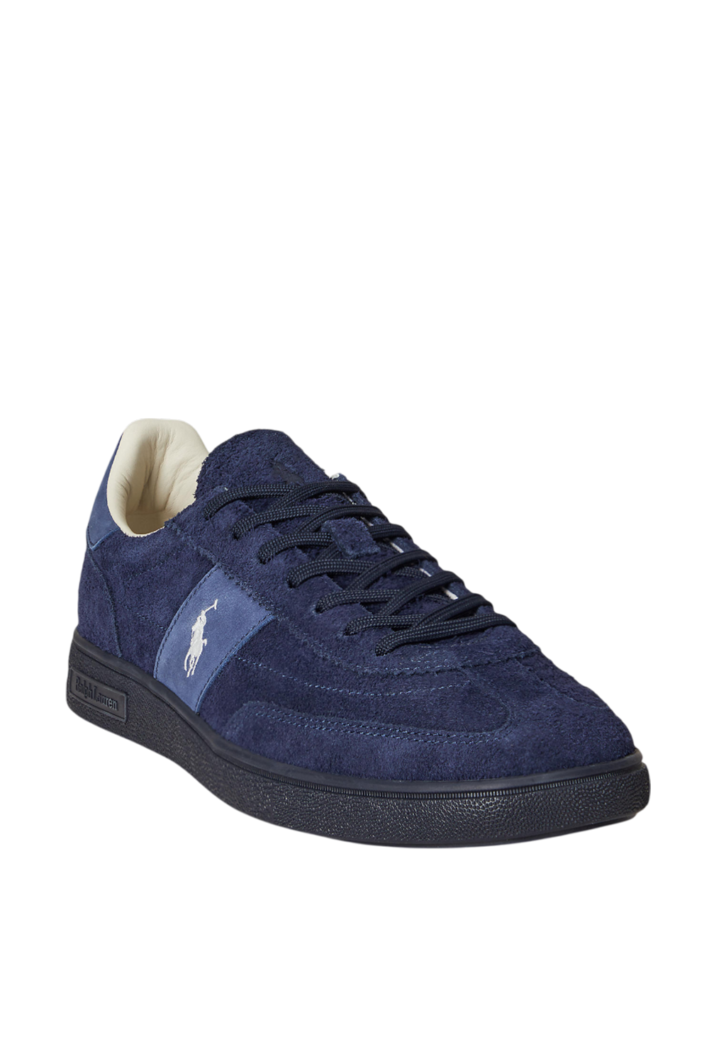 תמונה אחורית של נעלי סניקרס