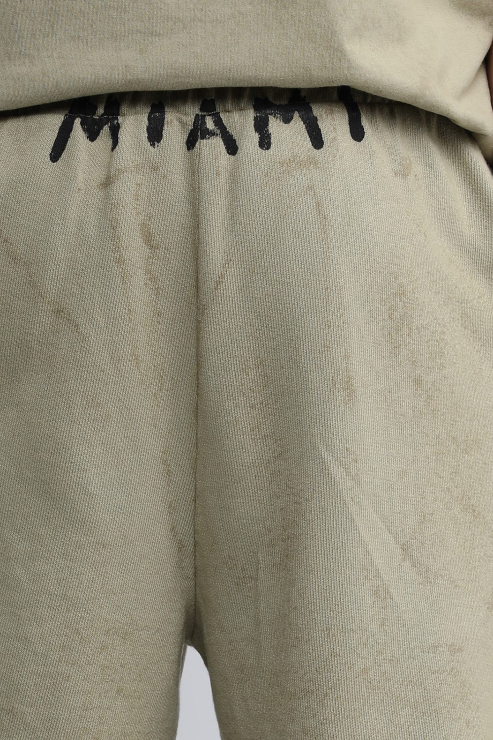 תמונת תקריב דוגמן של מכנסי ג'וג קצרים עם גרפיטי