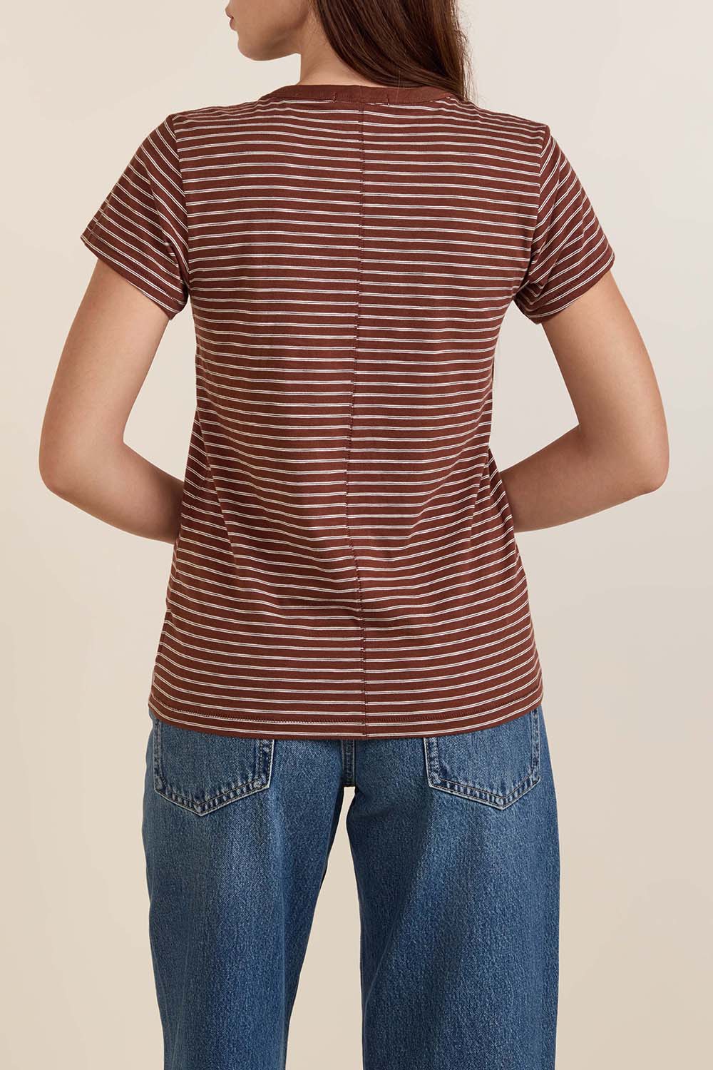 תמונת דוגמן אחורית של חולצת טי