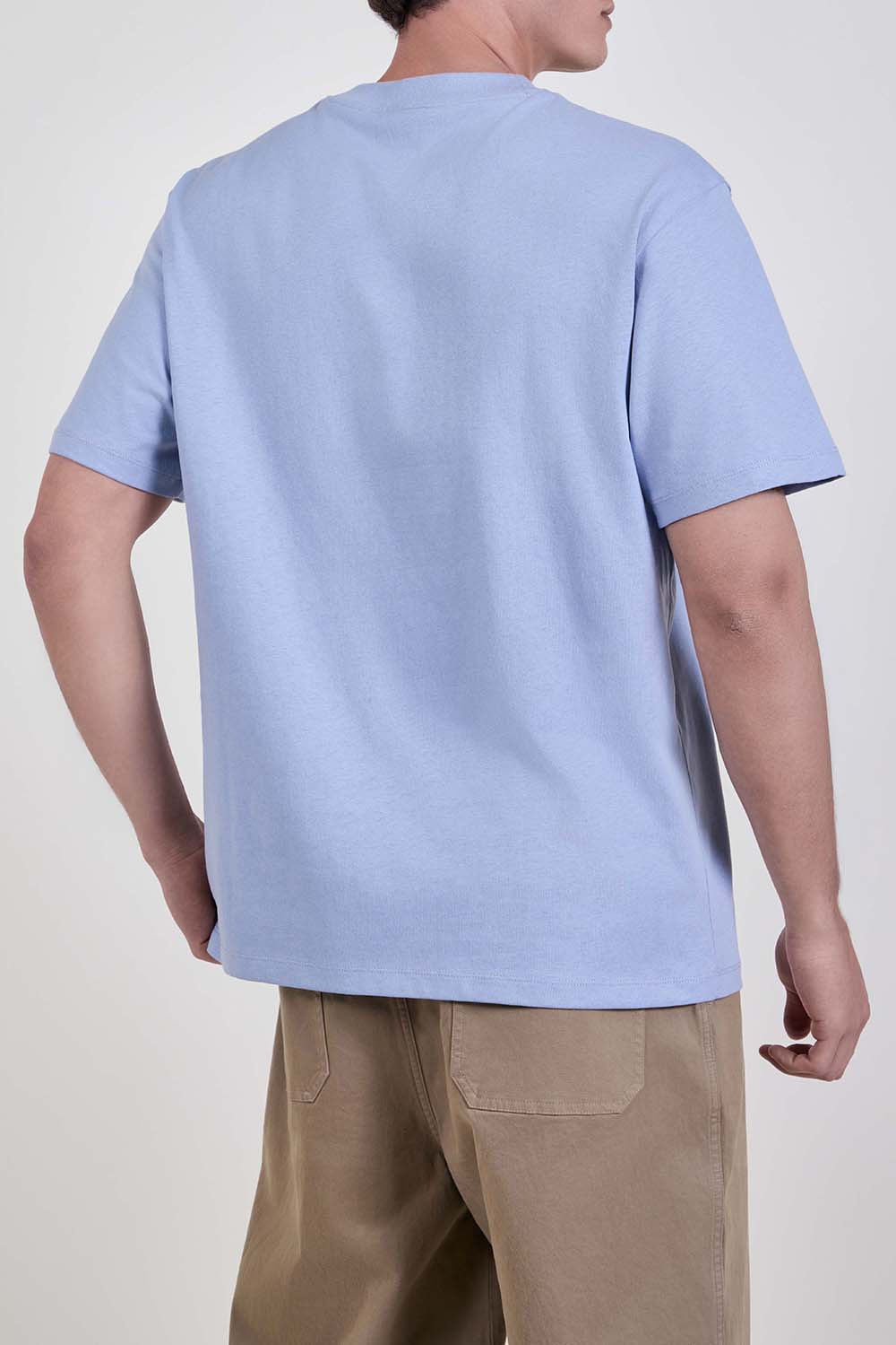 תמונת דוגמן אחורית של חולצת טי בגזרה משוחררת