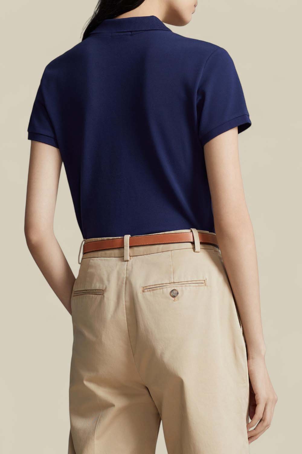 תמונת דוגמן אחורית של חולצת פולו