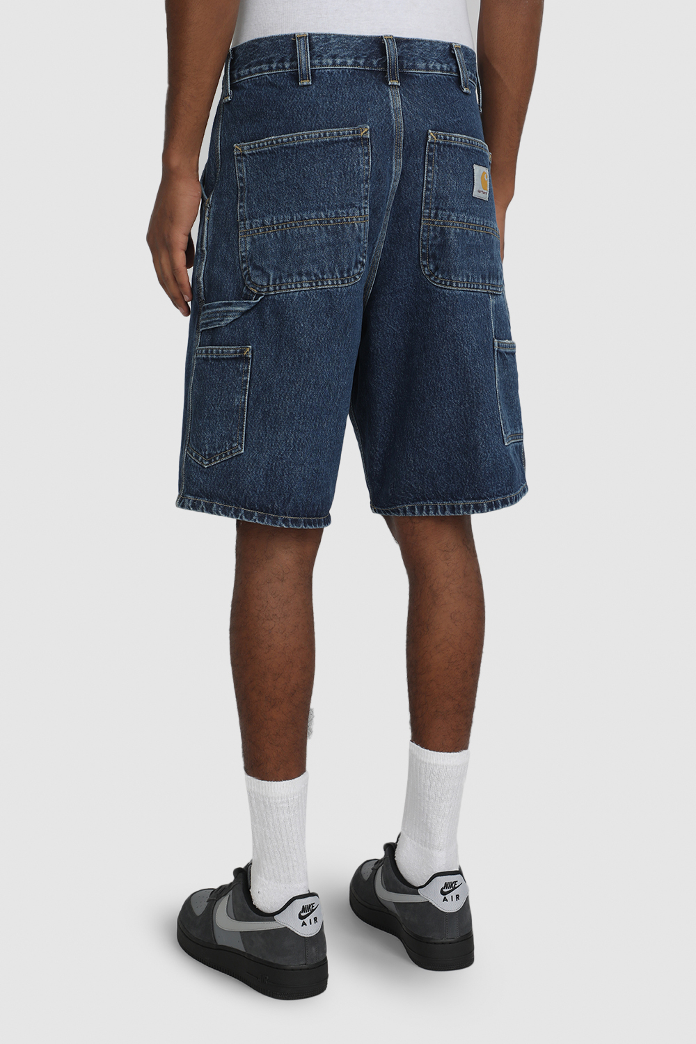 תמונת תקריב דוגמן של מכנסי ג'ינס ברמודה