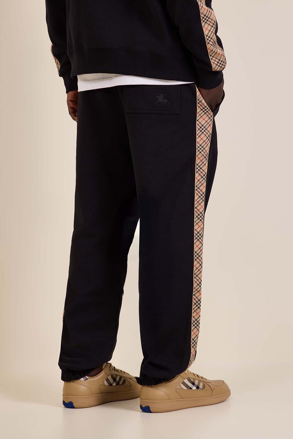 תמונת דוגמן אחורית של מכנסי ג'וגר סלים פיט