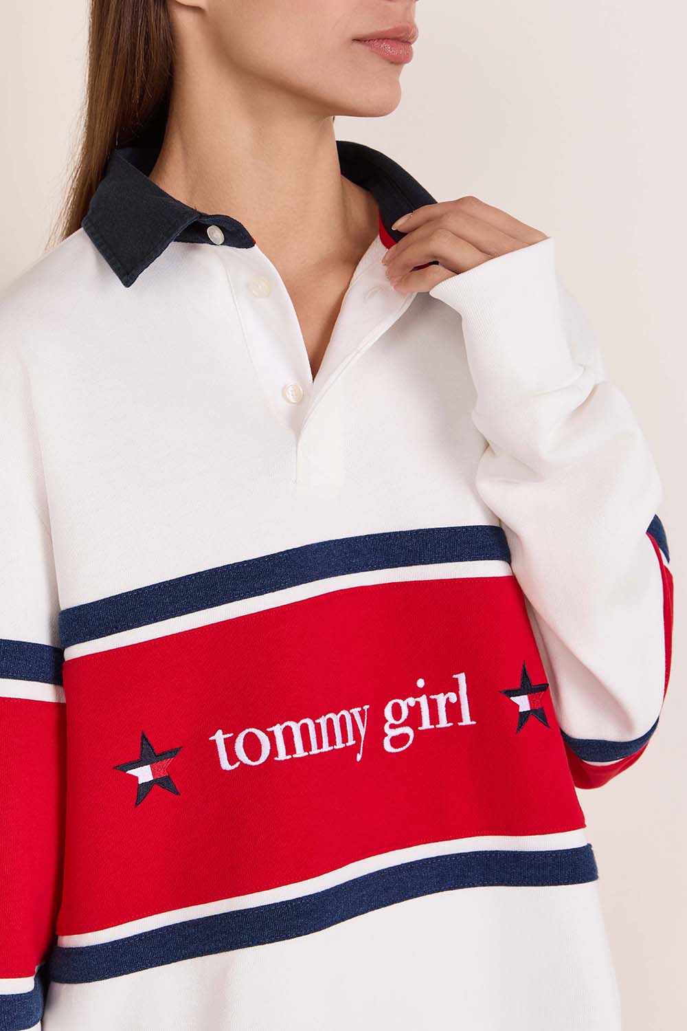 תמונת תקריב דוגמן של חולצת רוגבי טומי גירל