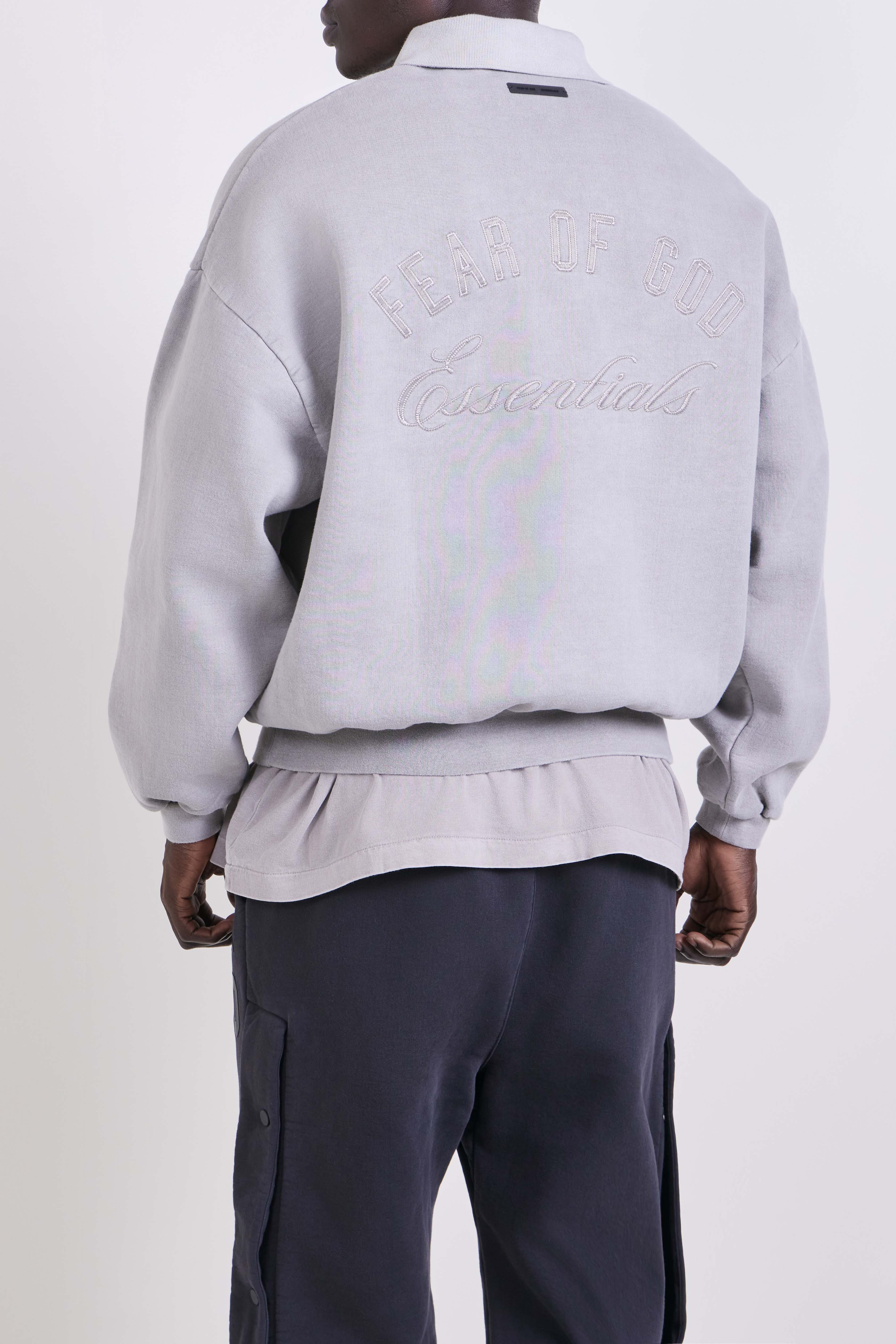 תמונת דוגמן אחורית של סווטשירט בגזרה רגילה