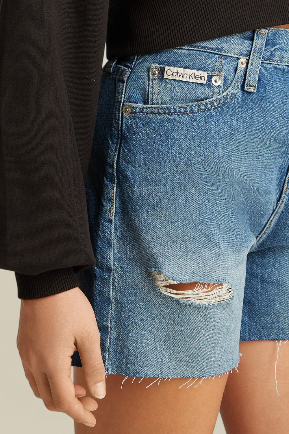 תמונת תקריב דוגמן של מכנסי ג'ינס קצרים