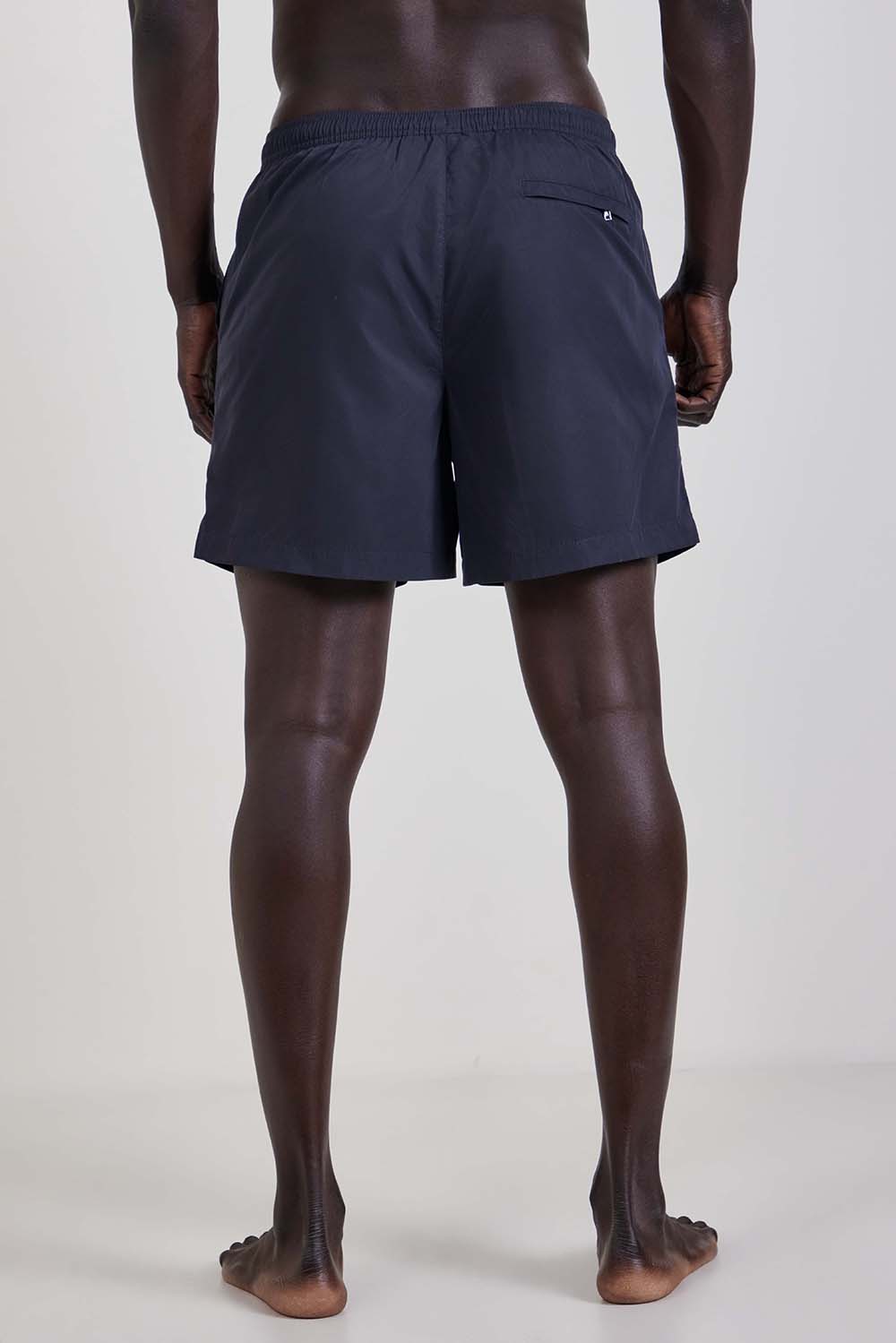 תמונת דוגמן אחורית של מכנסי בגד ים