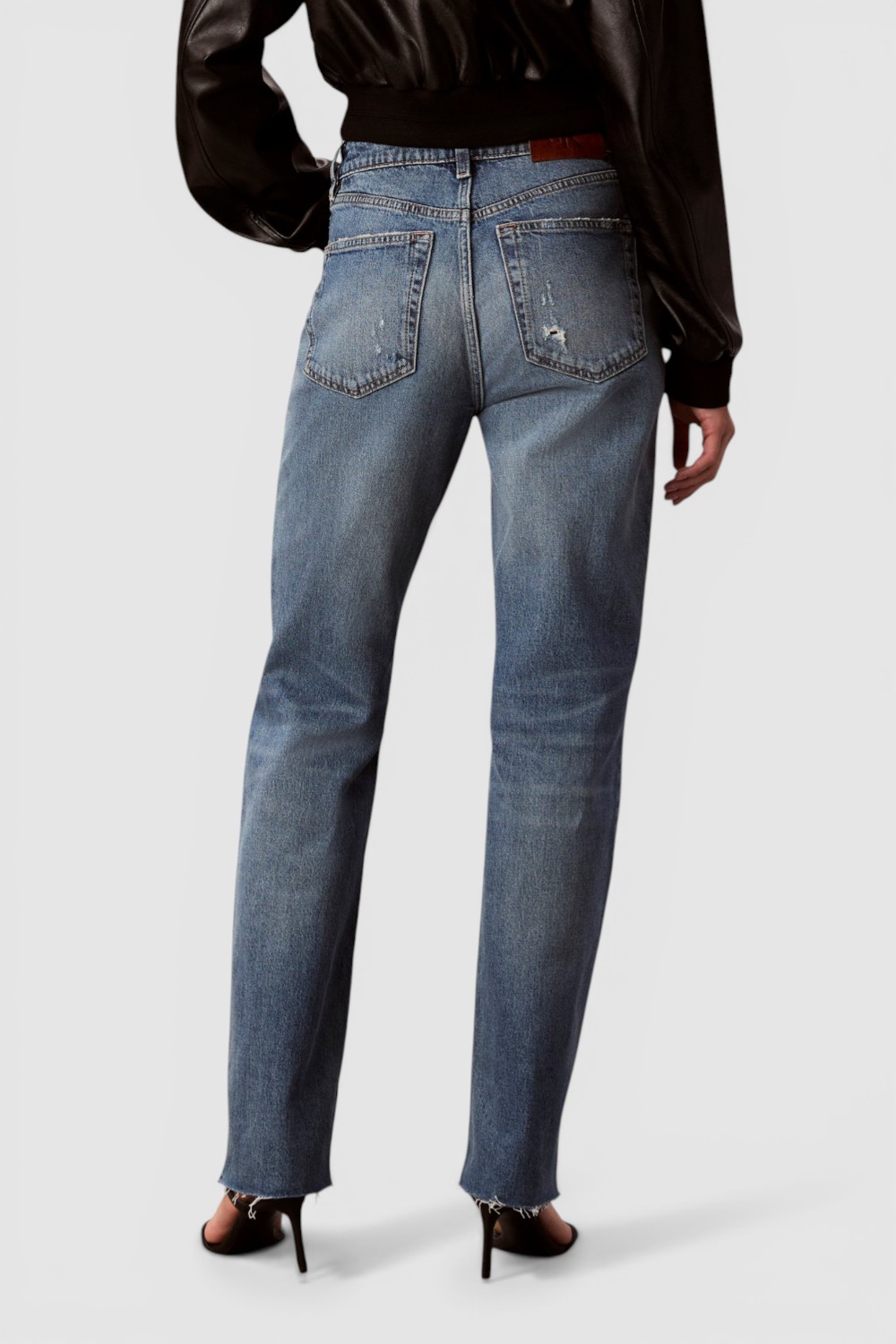 תמונת דוגמן אחורית של מכנסי ג'ינס בגזרה ישרה