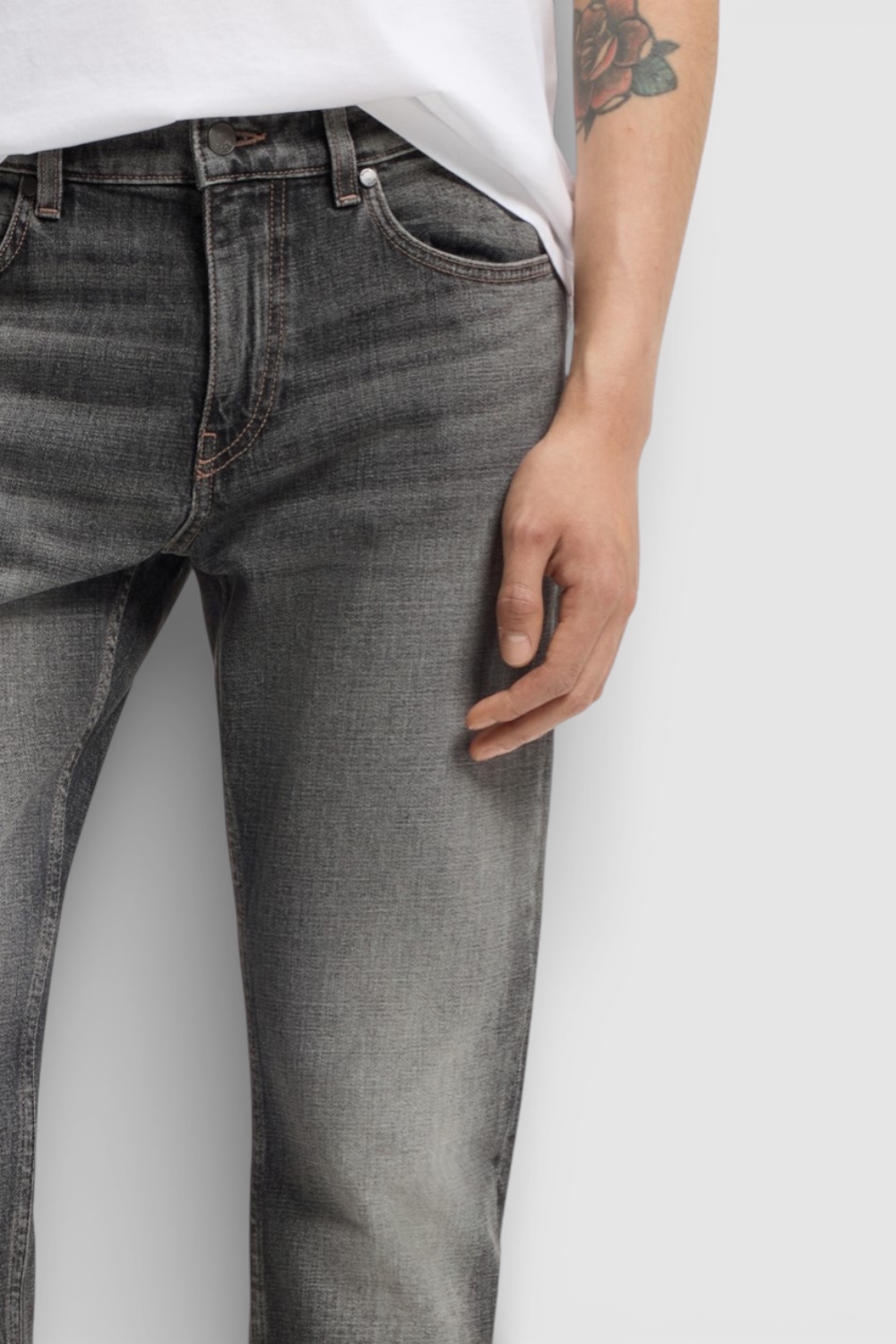 תמונת תקריב דוגמן של מכנסי ג׳ינס בגזרת סלים