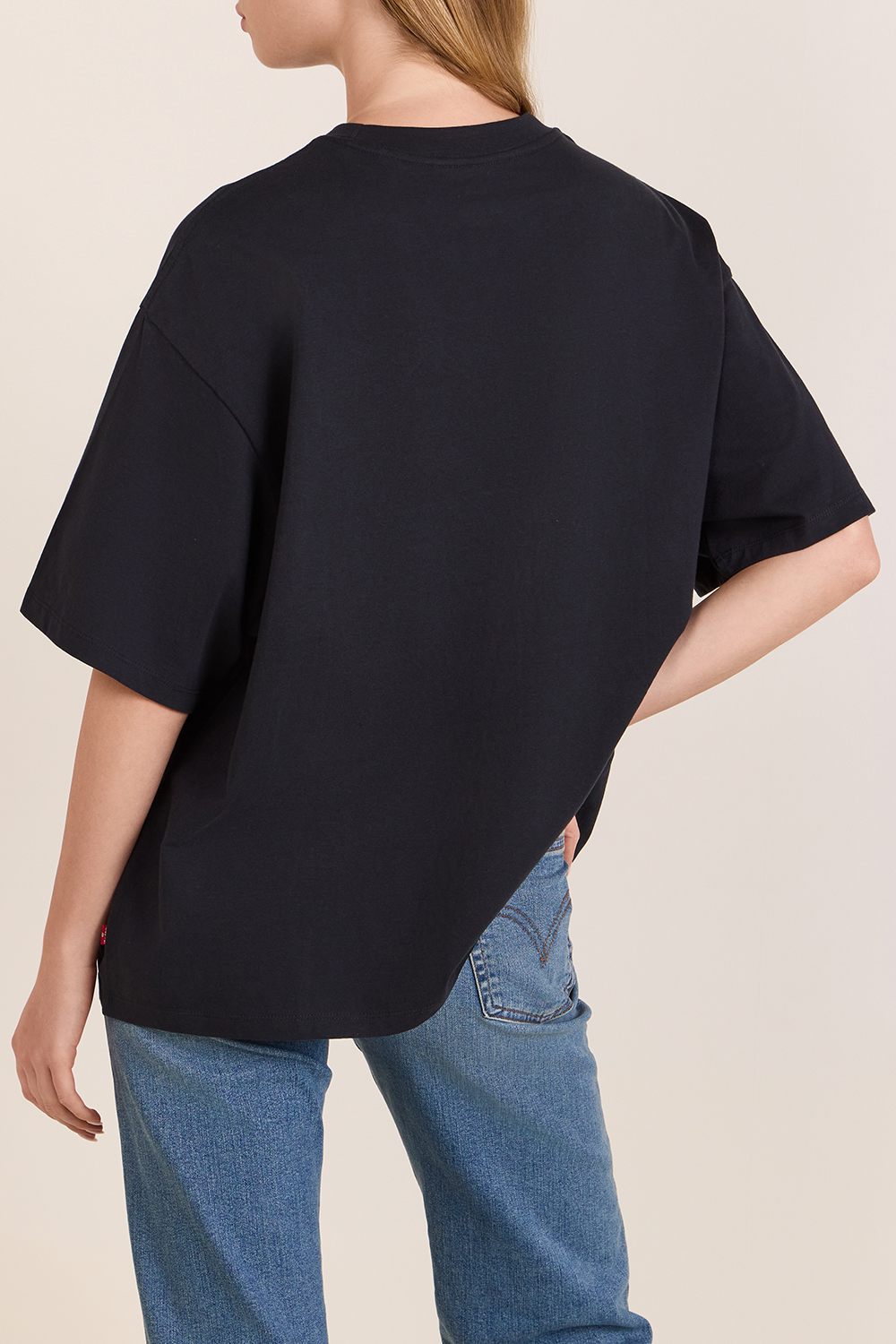 תמונת דוגמן אחורית של חולצת טי