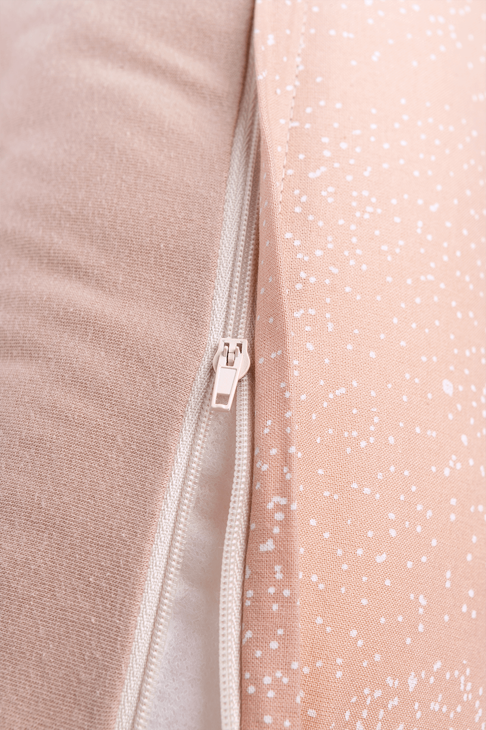 תמונה אחורית של כרית הנקה עם נקודות בגווני ורוד ולבן