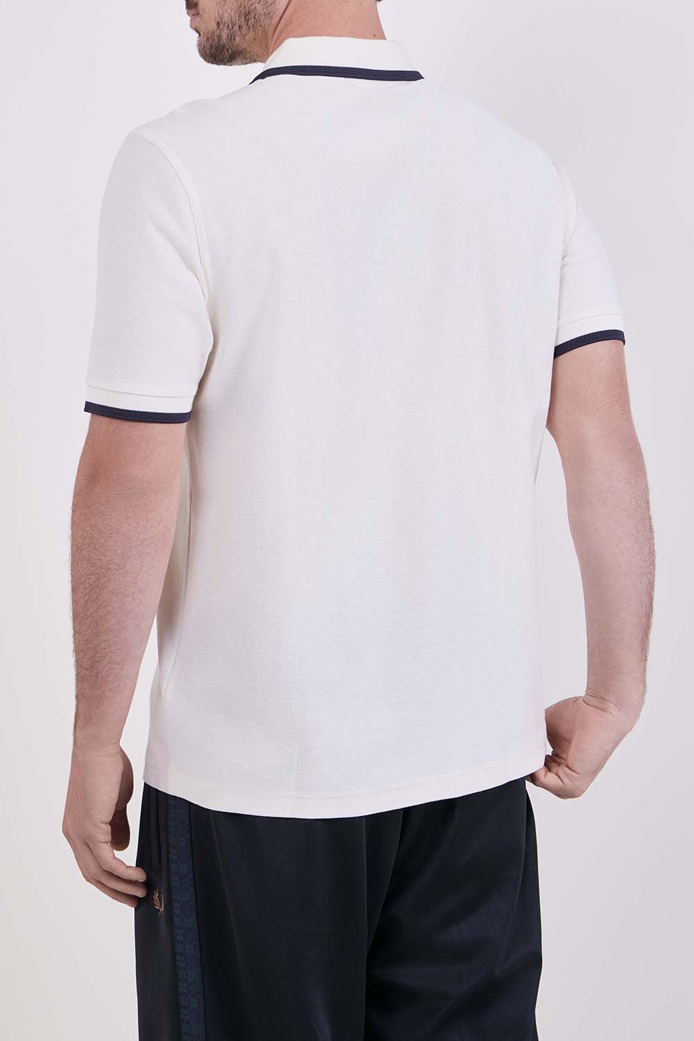 תמונת דוגמן אחורית של חולצת פולו קצרה