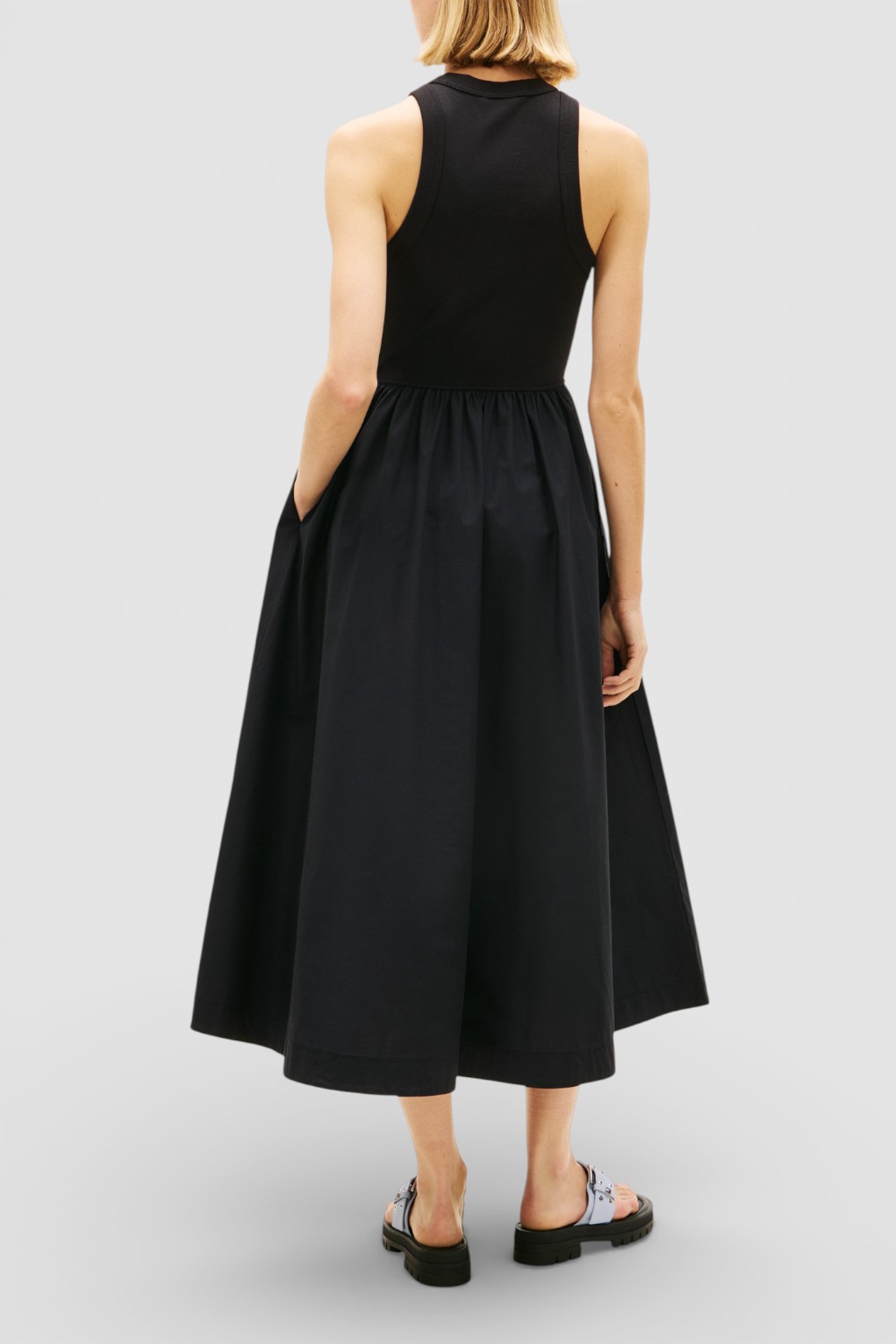 תמונת דוגמן אחורית של שמלה