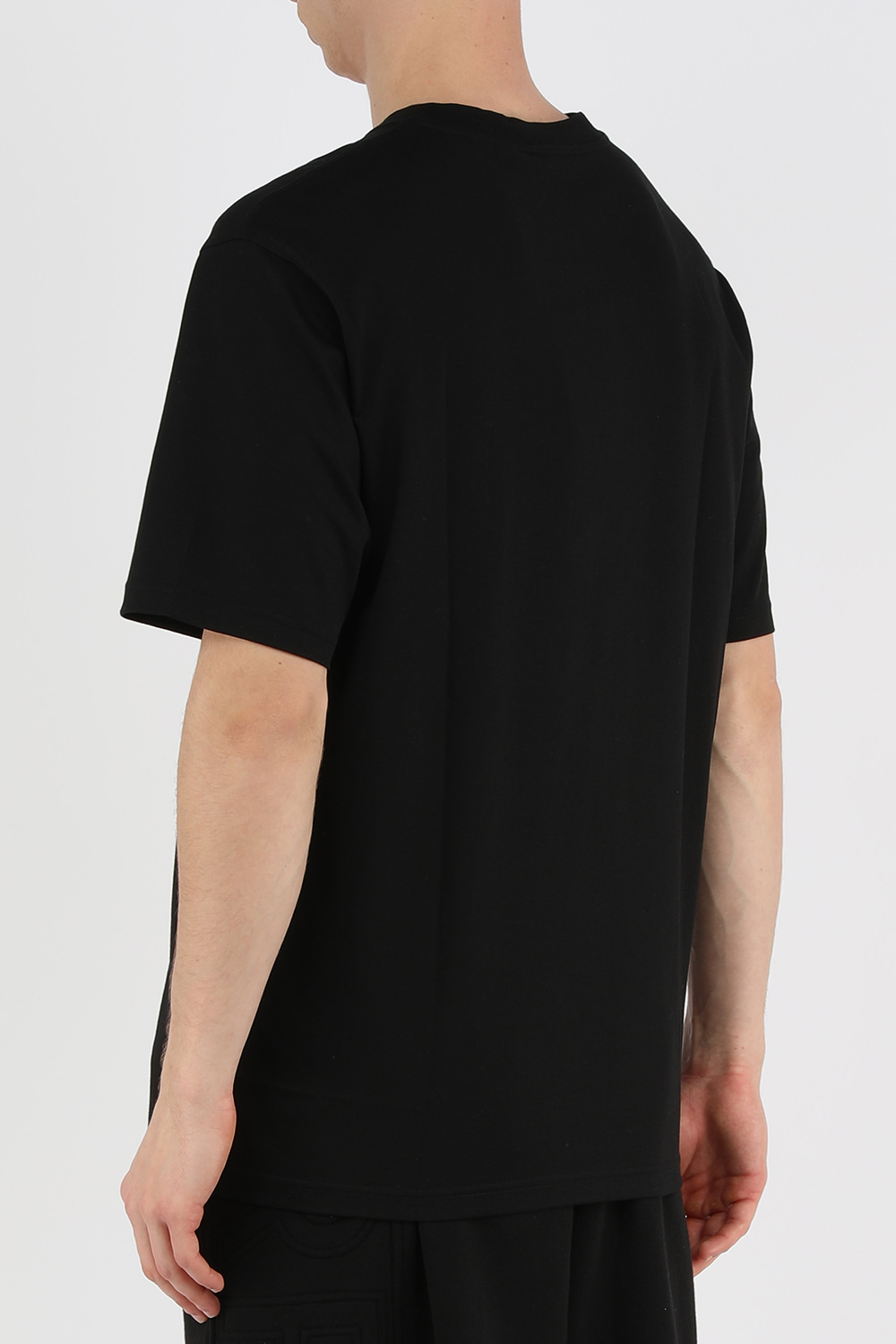 תמונת דוגמן אחורית של חולצת טי שחורה עם לוגו רקום