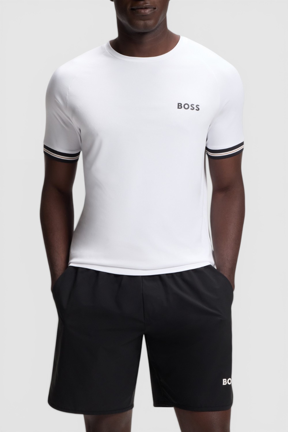 תמונת דוגמן קידמית של חולצת טי בגזרת סלים