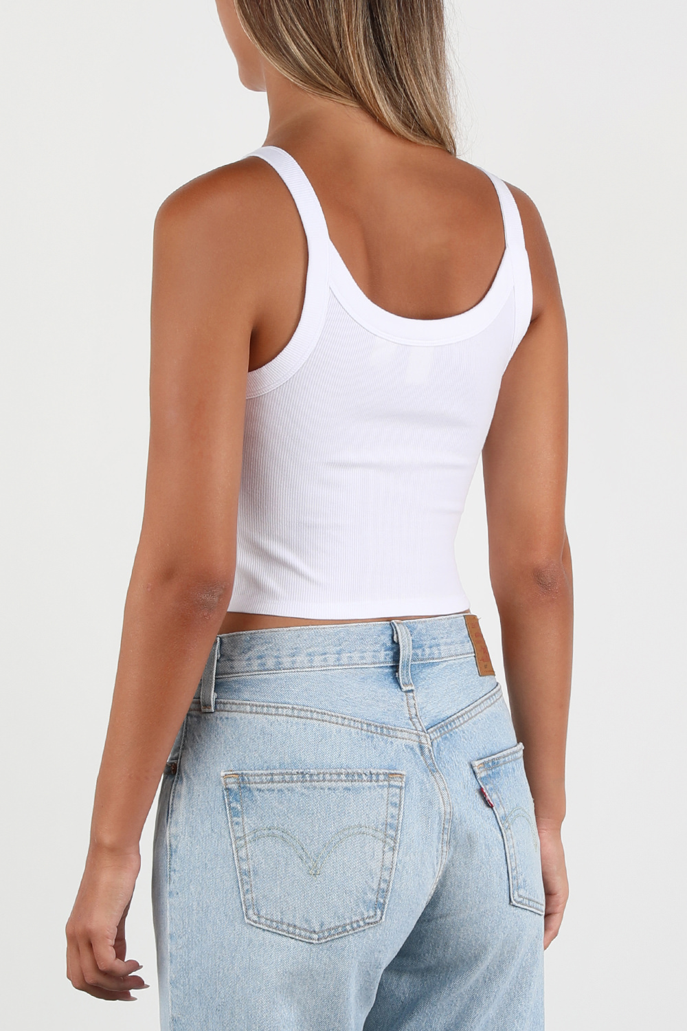 תמונת דוגמן אחורית של גופייה בסריגת ריב