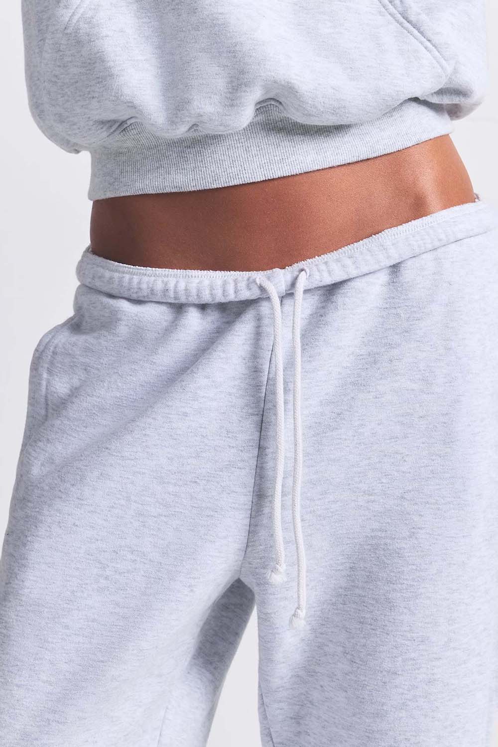 תמונת תקריב דוגמן של CLASSIC JOGGER