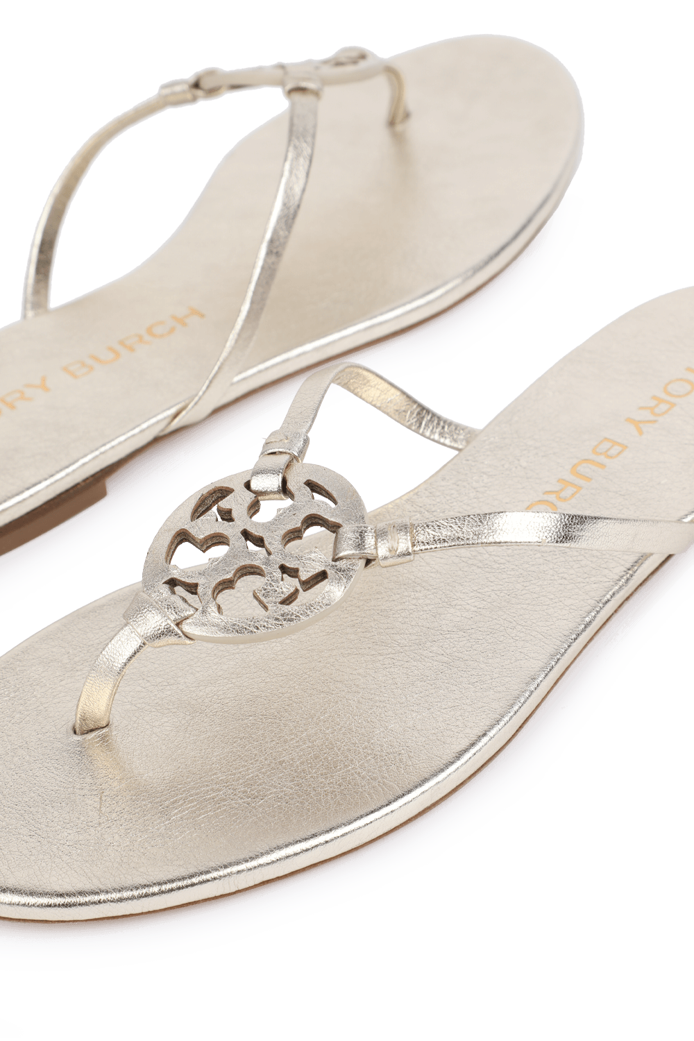 תמונת תקריב של סנדלי מילר בכסוף