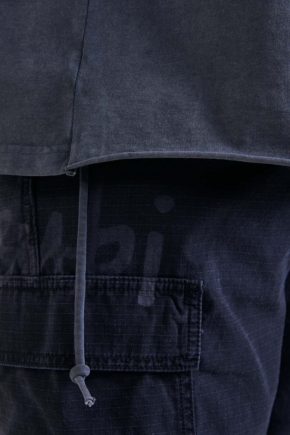 תמונת תקריב דוגמן של חולצת טי אוברסייז