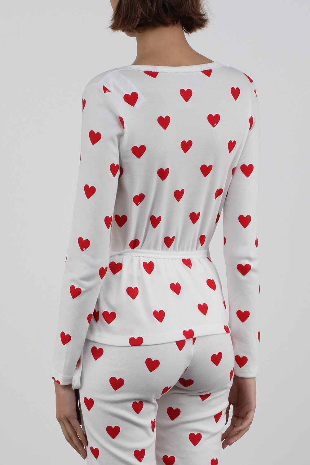 תמונת דוגמן אחורית של חולצת פיג'מה ארוכה עם לבבות בגוון לבן