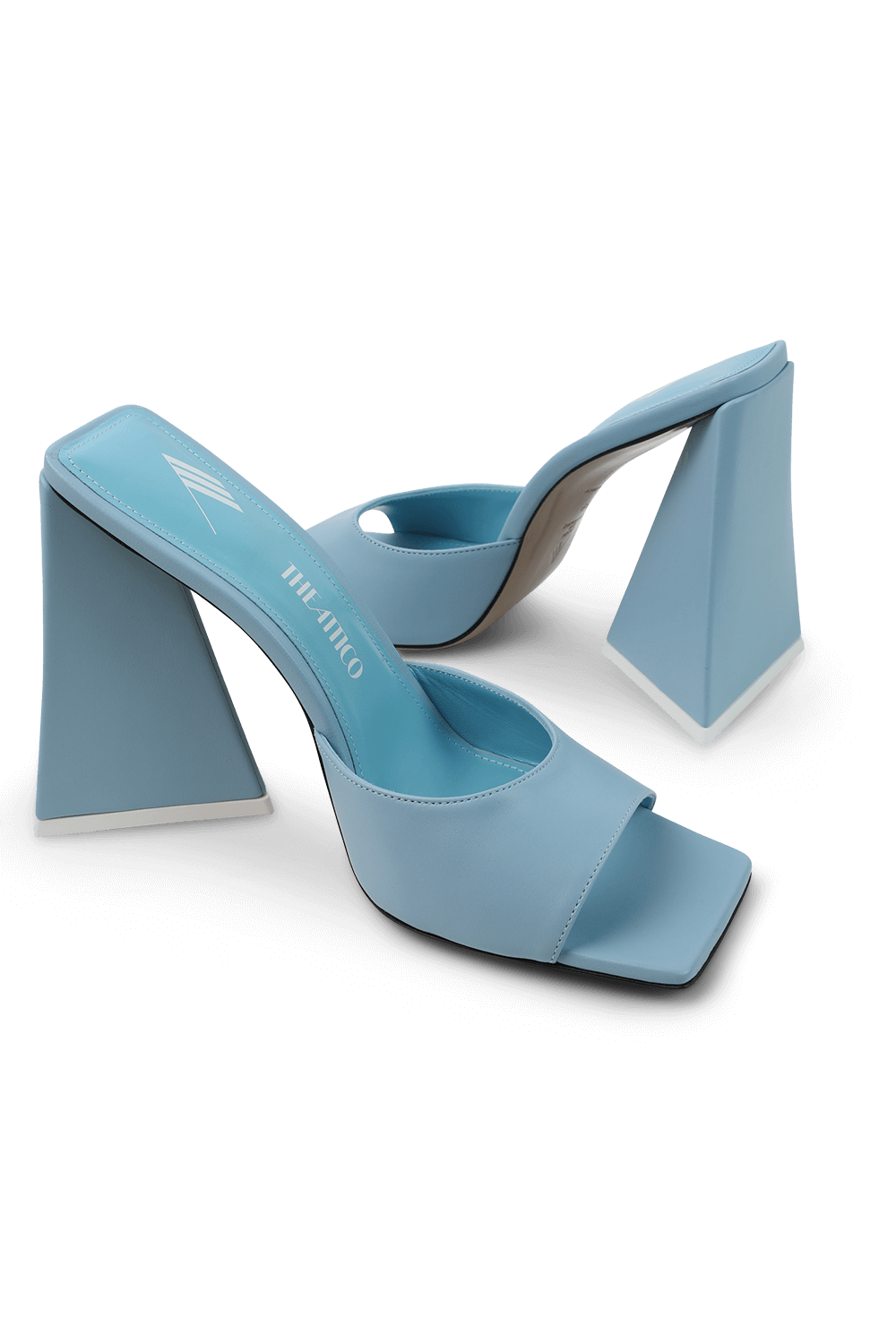 תמונת תקריב של נעלי עקב דבון בתכלת