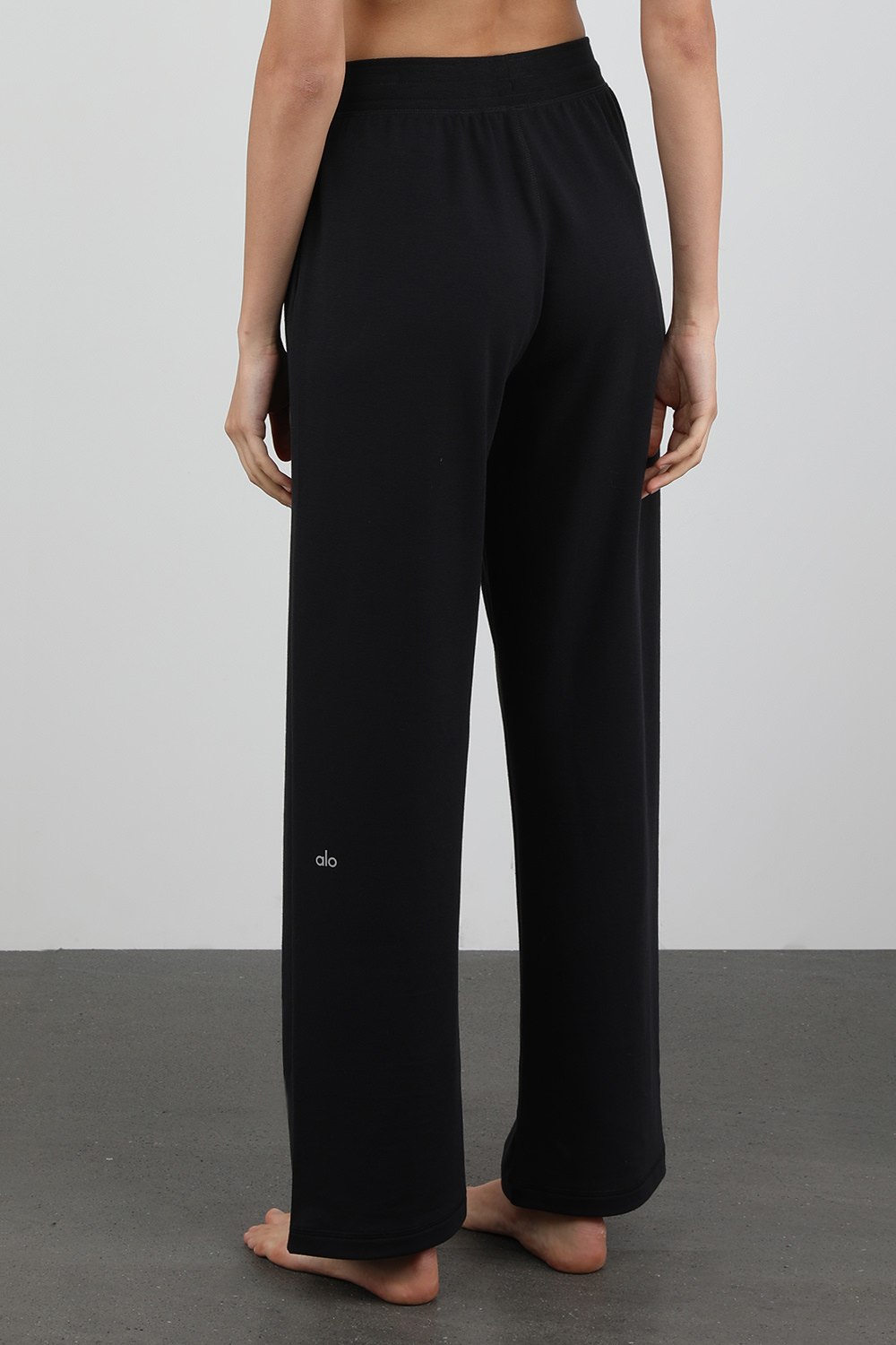 תמונת דוגמן אחורית של מכנסי ג'וג מתרחבים שחורים