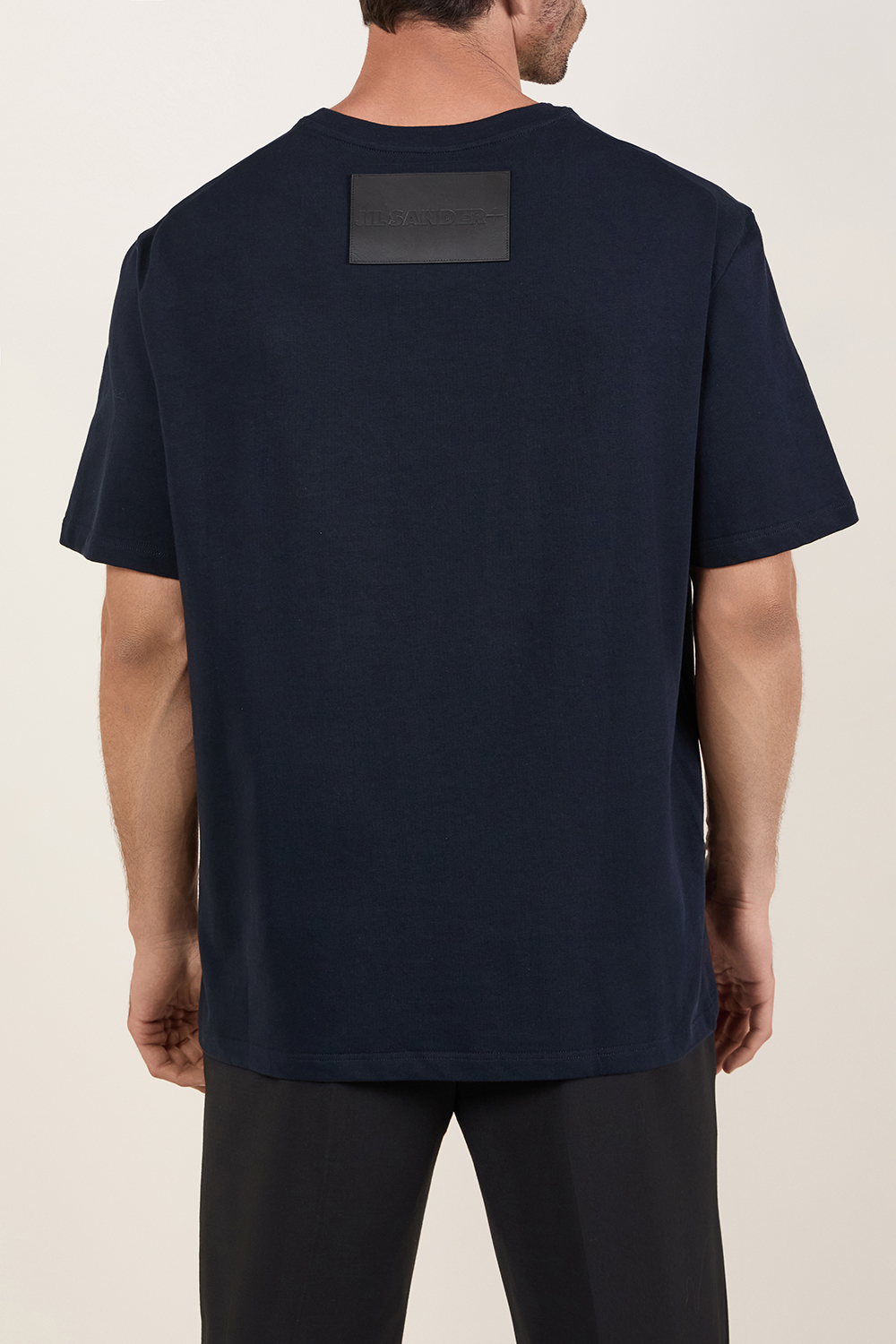 תמונת דוגמן אחורית של חולצת טי