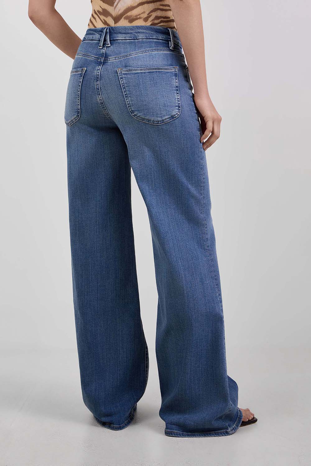 תמונת דוגמן אחורית של מכנסי ג'ינס בגזרה גבוהה